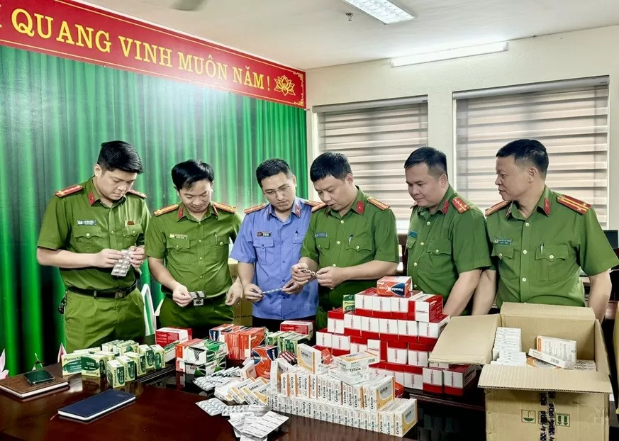 El Ministerio de Seguridad Pública elogia a la Policía Provincial de Thanh Hoa por desmantelar una red de producción de medicamentos falsos.