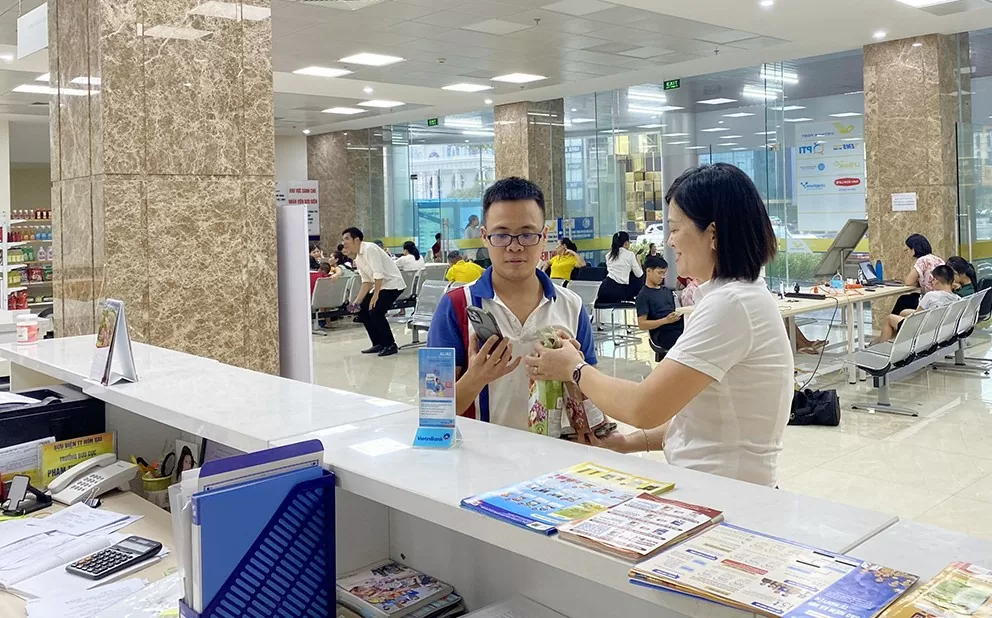 La oficina de correos de Quang Ninh abre puntos de carga de teléfonos gratuitos y brinda servicios de apoyo a las personas después de la tormenta.