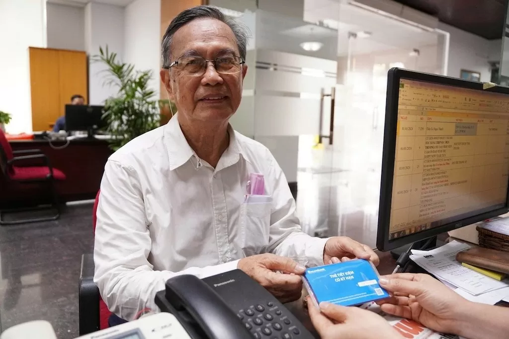 Ciudad. Ho Chi Minh: Un profesor y un médico donaron 1.000 millones de dongs a las víctimas de las inundaciones en el norte.