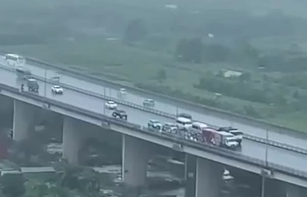 Momento conmovedor de los autos haciendo fila para proteger a las motocicletas de la tormenta Yagi en el puente Nhat Tan.