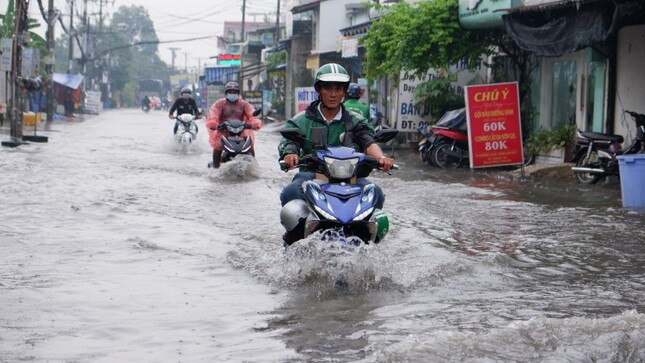 Tropisches Tiefdruckgebiet verstärkt sich zu einem Sturm, heftige Regenfälle stehen kurz vor dem Eintreffen in Ho-Chi-Minh-Stadt und im Süden, Foto 2