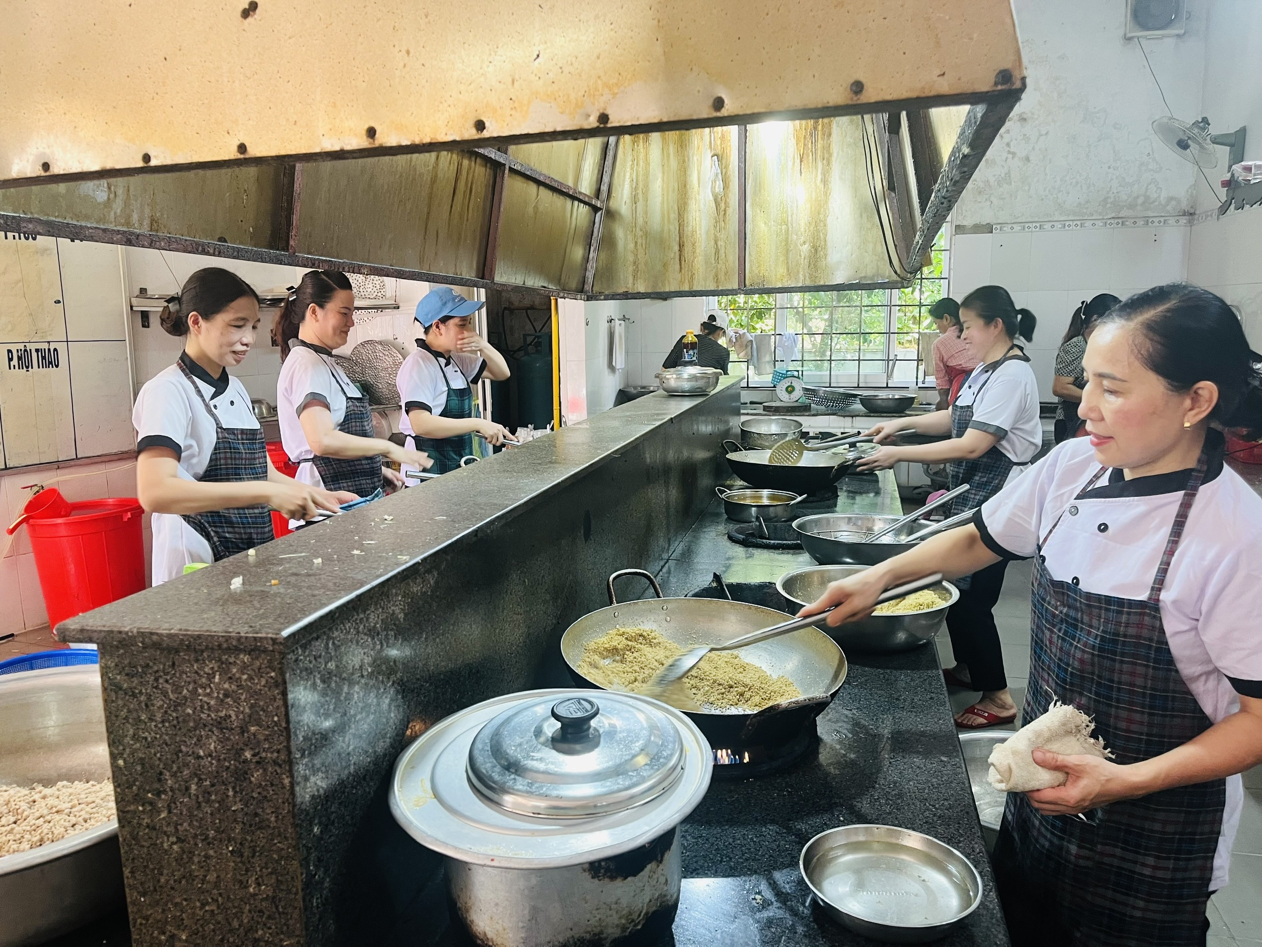 Khách sạn Công đoàn Quảng Trị: Chế biến cá khô rim và muối thịt sả cứu trợ cho đồng bào vùng bão lũ