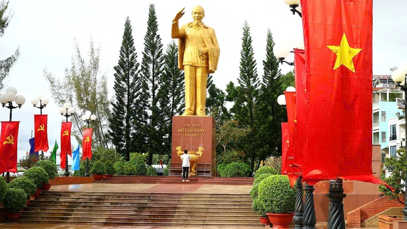 The red flag with yellow star stands out in the area of ​​Uncle Ho's statue at Ninh Kieu Wharf, Ninh Kieu District, Can Tho City.