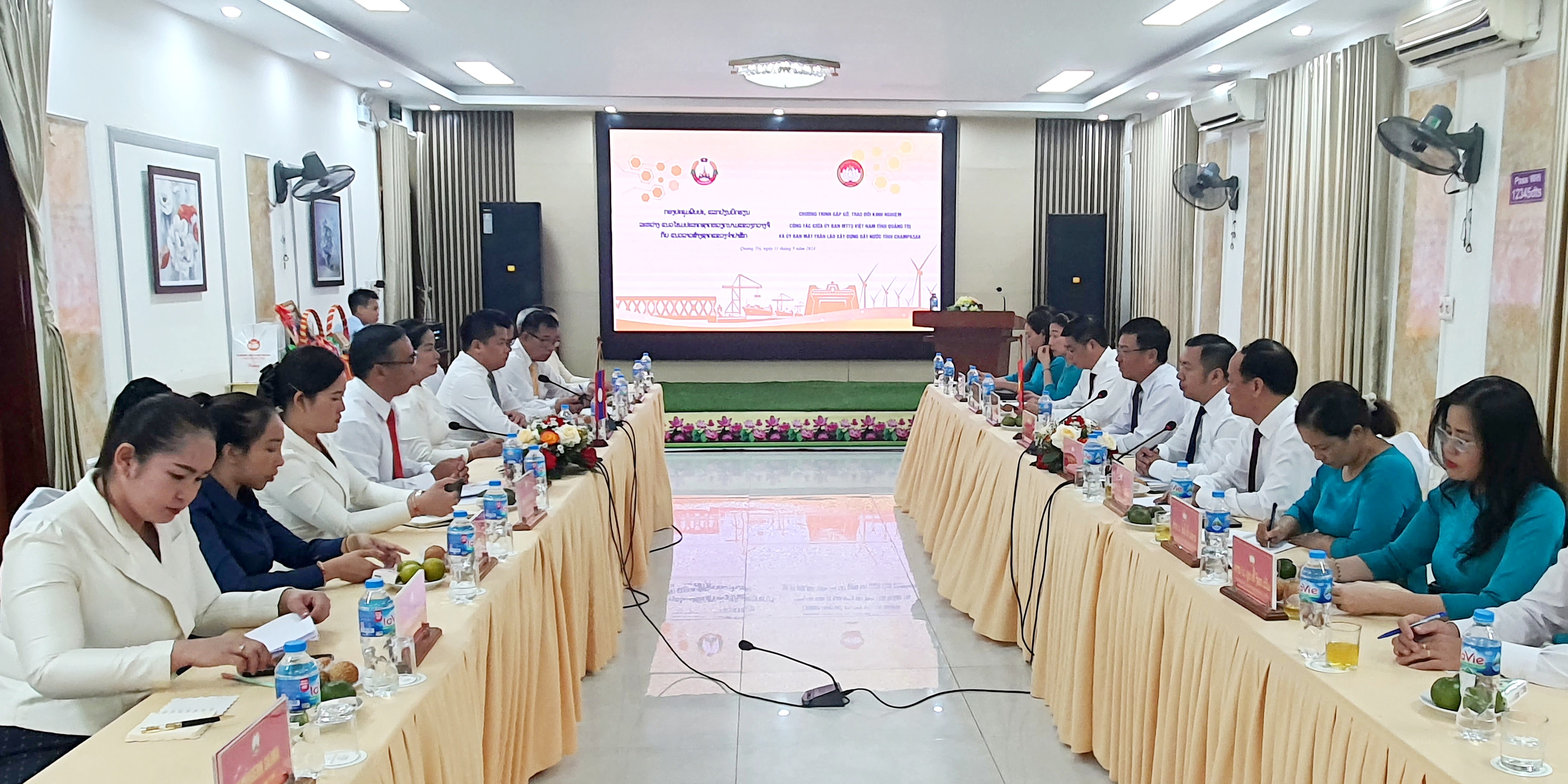 Treffen und Erfahrungsaustausch zwischen dem Komitee der Vietnamesischen Vaterländischen Front der Provinz Champasak und dem Komitee der Laotischen Front für Nationalen Aufbau der Provinz Champasak