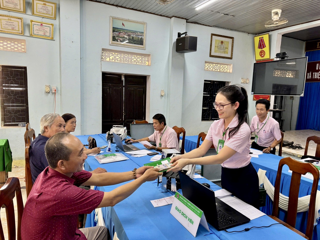 Giải ngân 1,2 tỉ đồng cho 24 hộ dân đầu tiên vay vốn xây dựng công trình nước sạch, vệ sinh môi trường nông thôn theo mức cho vay mới