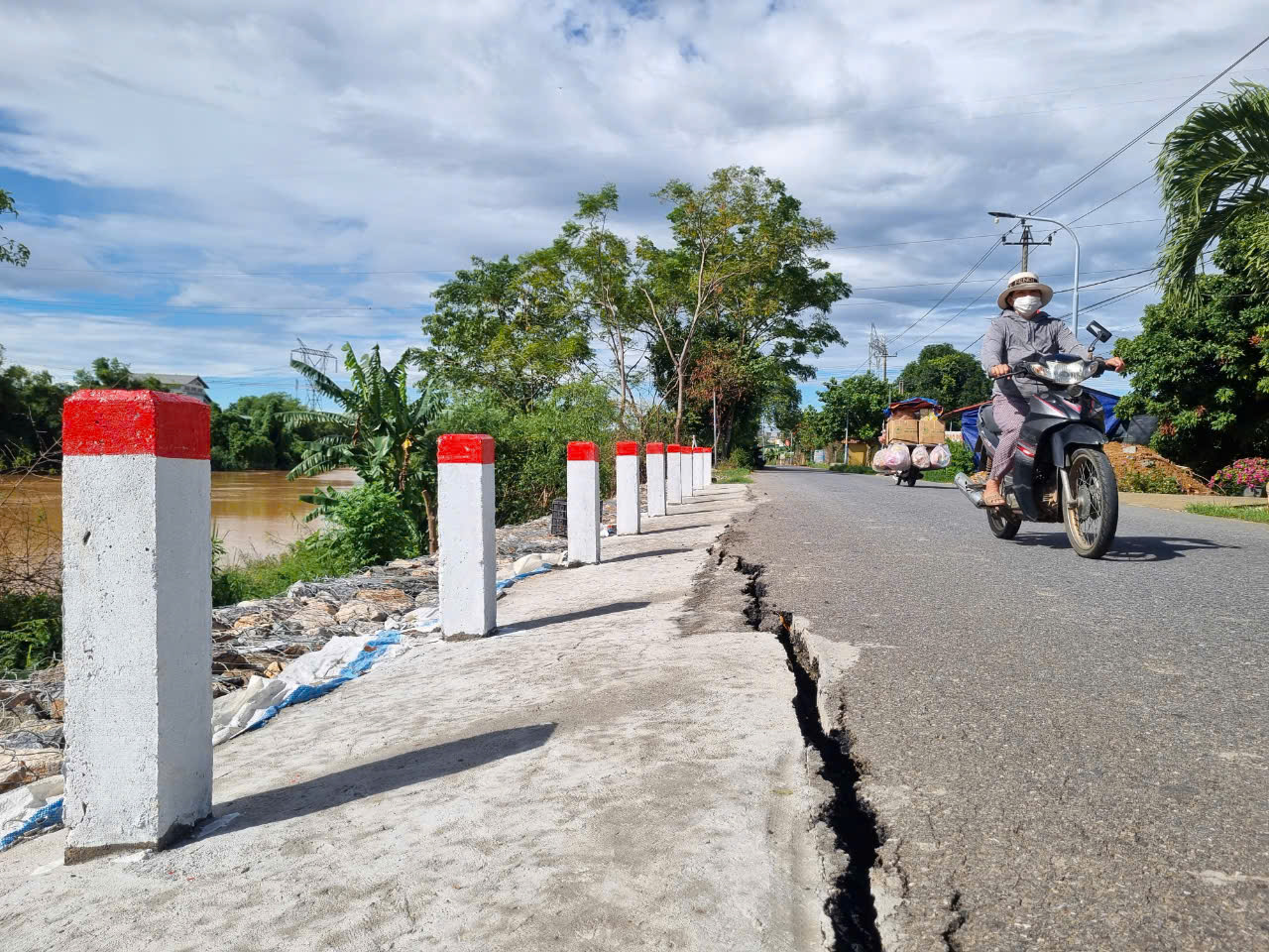 Khẩn trương xử lý vết nứt trên đoạn kè tạm thời chống sạt lở bờ sông Hiếu