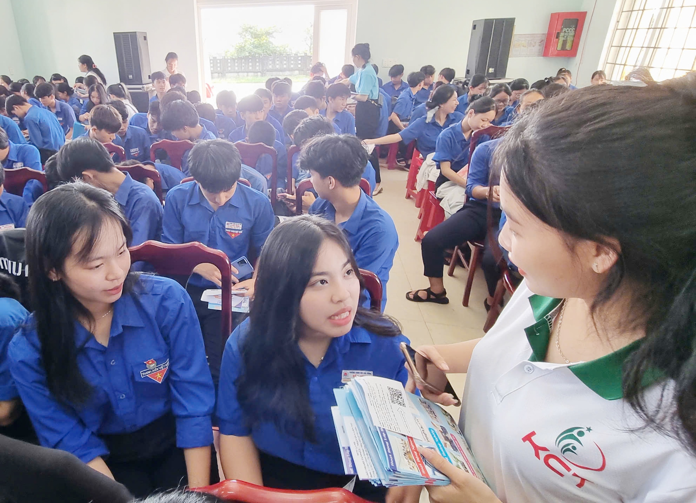 Workers and youth in Vinh Linh exchange and discuss job opportunities