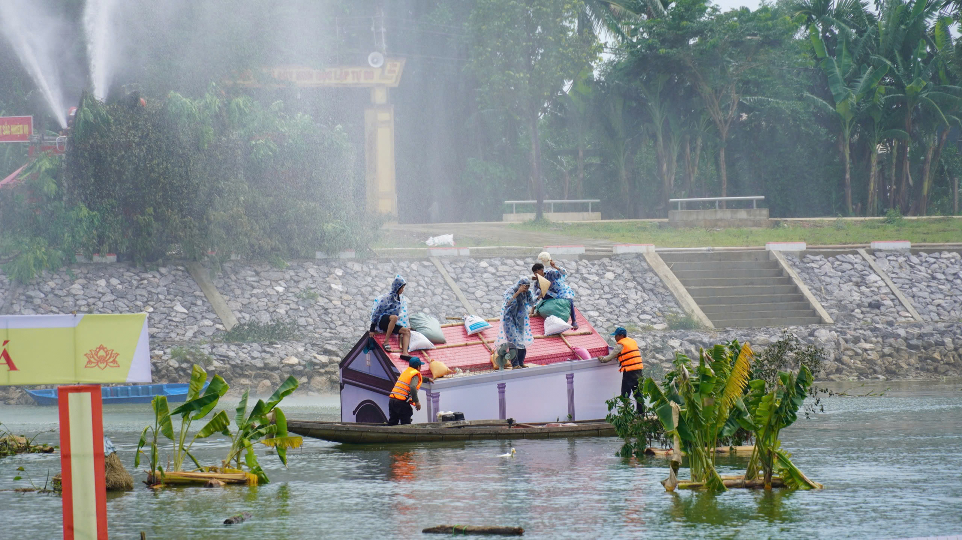 Hơn 800 người dân và các lực lượng tham gia diễn tập phòng chống lụt bão, tìm kiếm cứu nạn