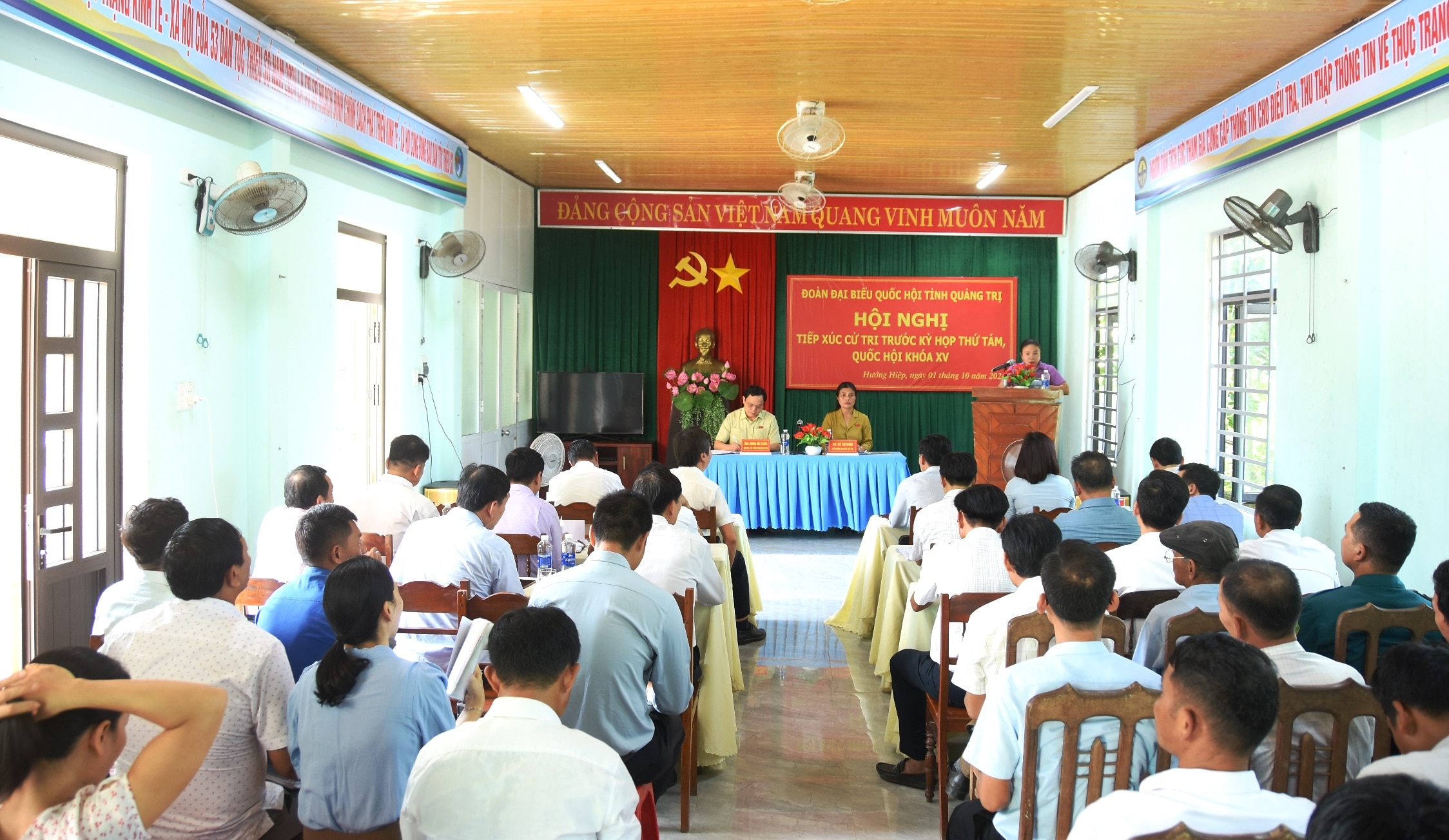 The provincial National Assembly delegation met with voters in Huong Hoa and Dakrong districts.