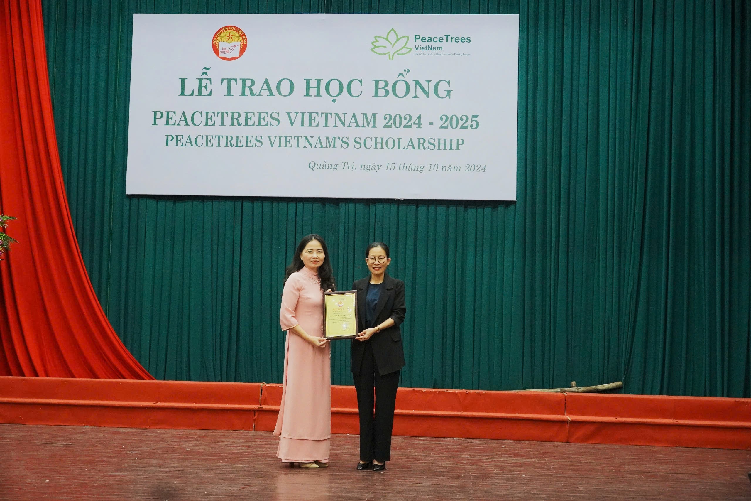 239 học sinh , sinh viên nghèo hiếu học được trao học bổng PeaceTrees VietNam