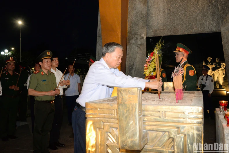 Tổng Bí thư, Chủ tịch nước Tô Lâm dâng hương tưởng nhớ các Anh hùng liệt sĩ và Tổng Bí thư Lê Duẩn tại Quảng Trị ảnh 2