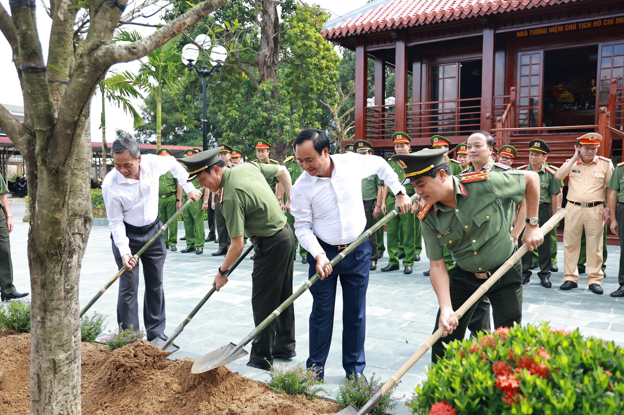 Bộ trưởng Bộ Công an Lương Tam Quang thăm Công an tỉnh Quảng Trị