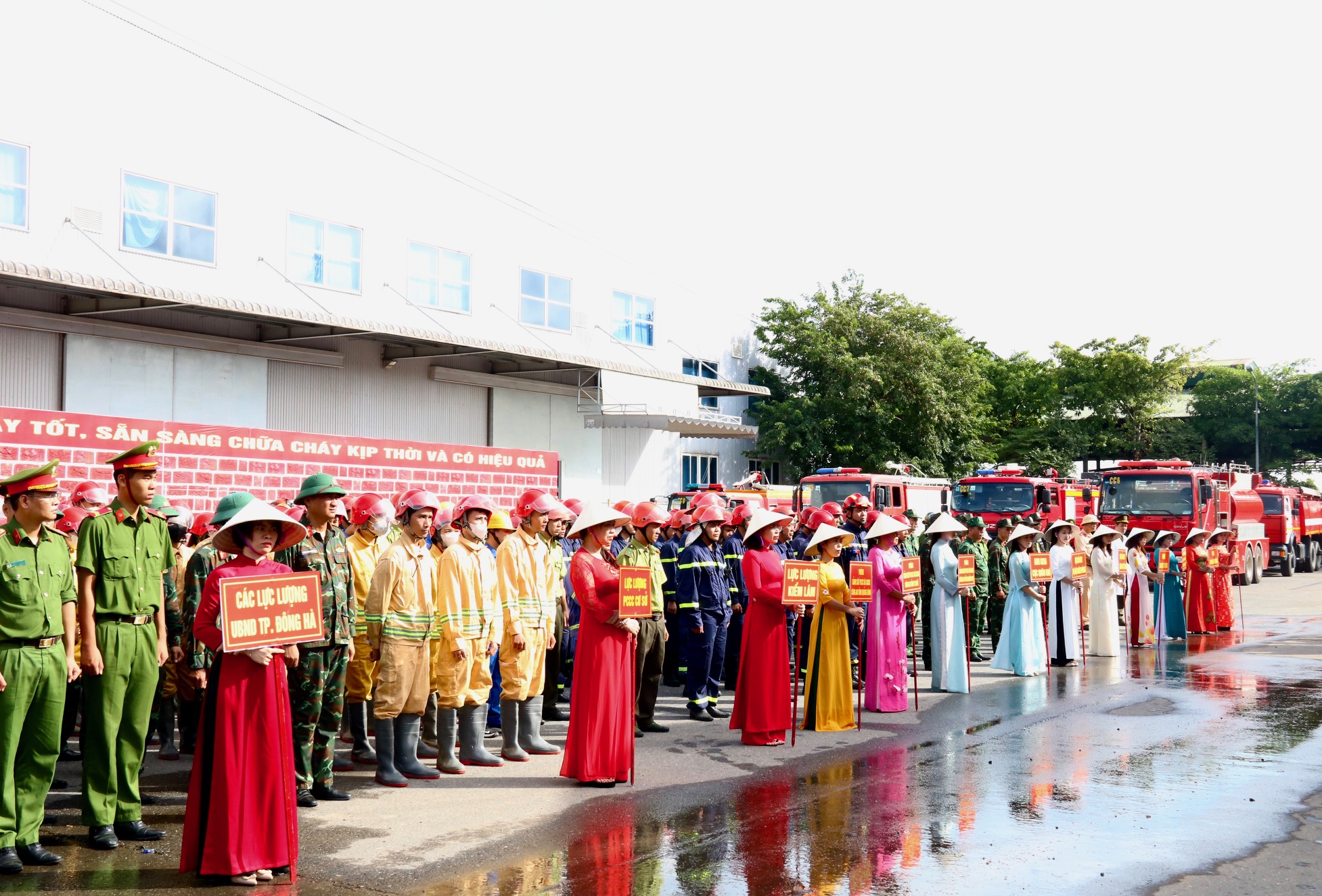 Thực tập phương án chữa cháy và cứu nạn, cứu hộ cấp tỉnh có huy động nhiều lực lượng, phương tiện