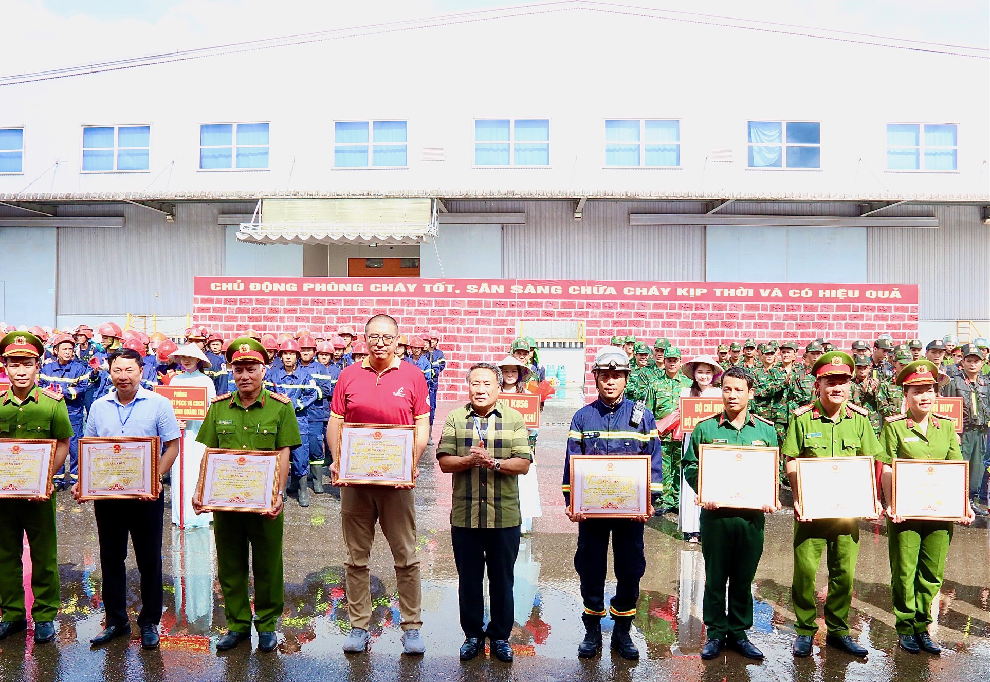 Thực tập phương án chữa cháy và cứu nạn, cứu hộ cấp tỉnh có huy động nhiều lực lượng, phương tiện