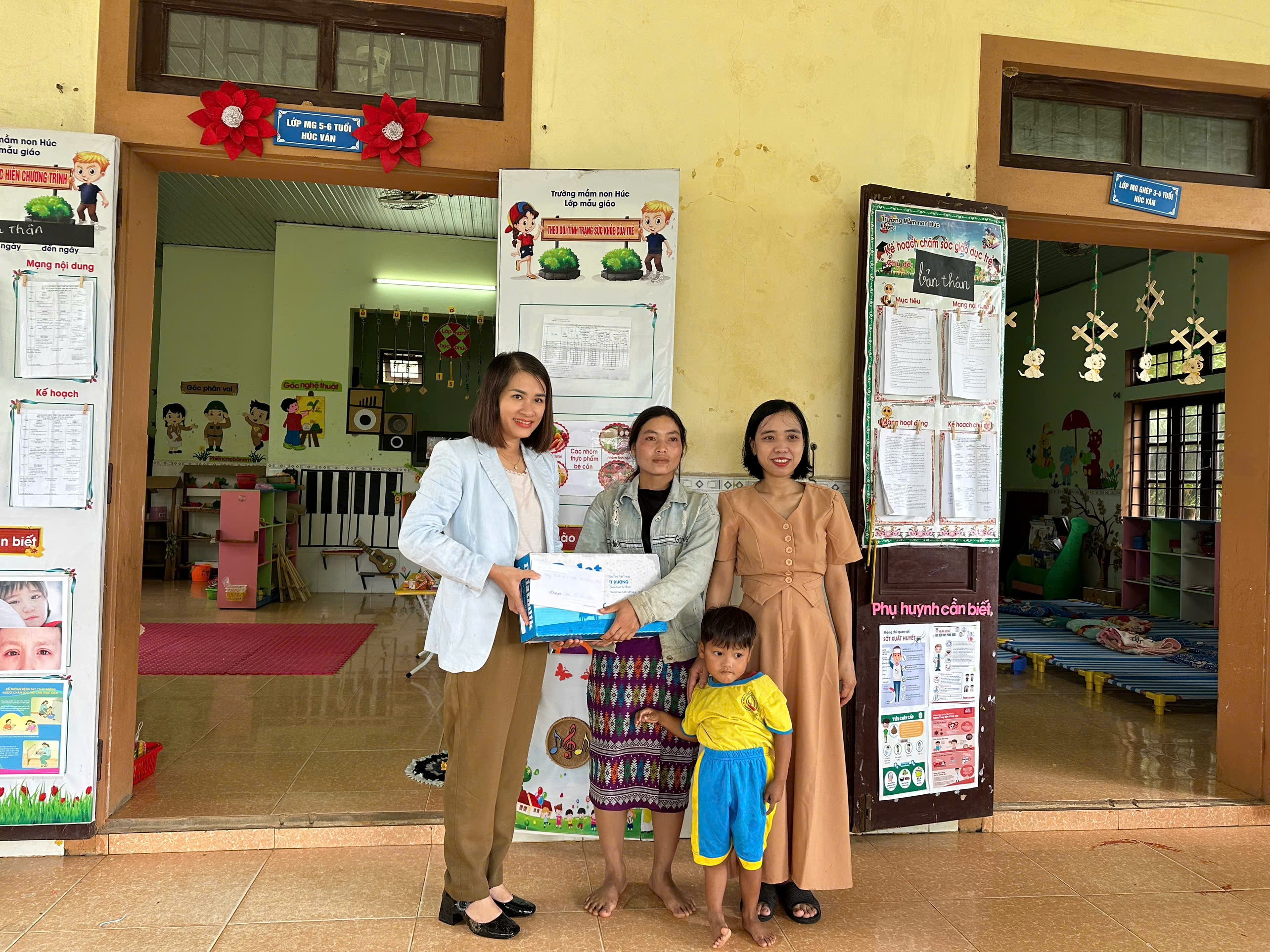 Chương trình “Vòng tay nhân ái Báo Quảng Trị”: Hỗ trợ 3 học sinh khó khăn ở xã Húc