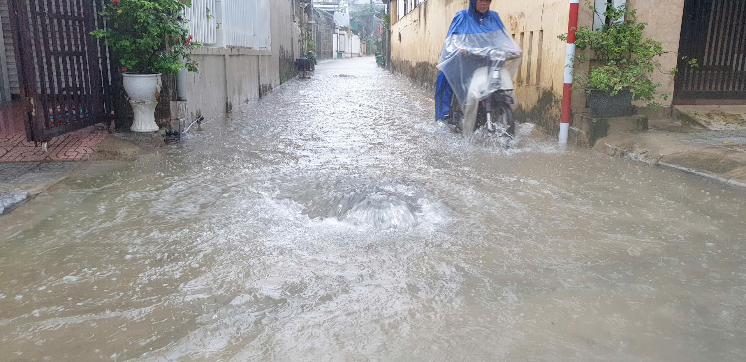 Đông Hà: Mưa trắng trời, nhiều tuyến phố ngập sâu