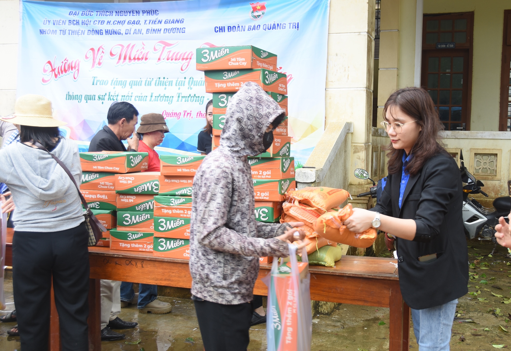 Nhóm từ thiện Đông Hưng, Dĩ An, Bình Dương và Chi đoàn Báo Quảng Trị: Trao hàng trăm suất quà cho người dân, học sinh các xã Húc, Vĩnh Ô và Hải Lâm