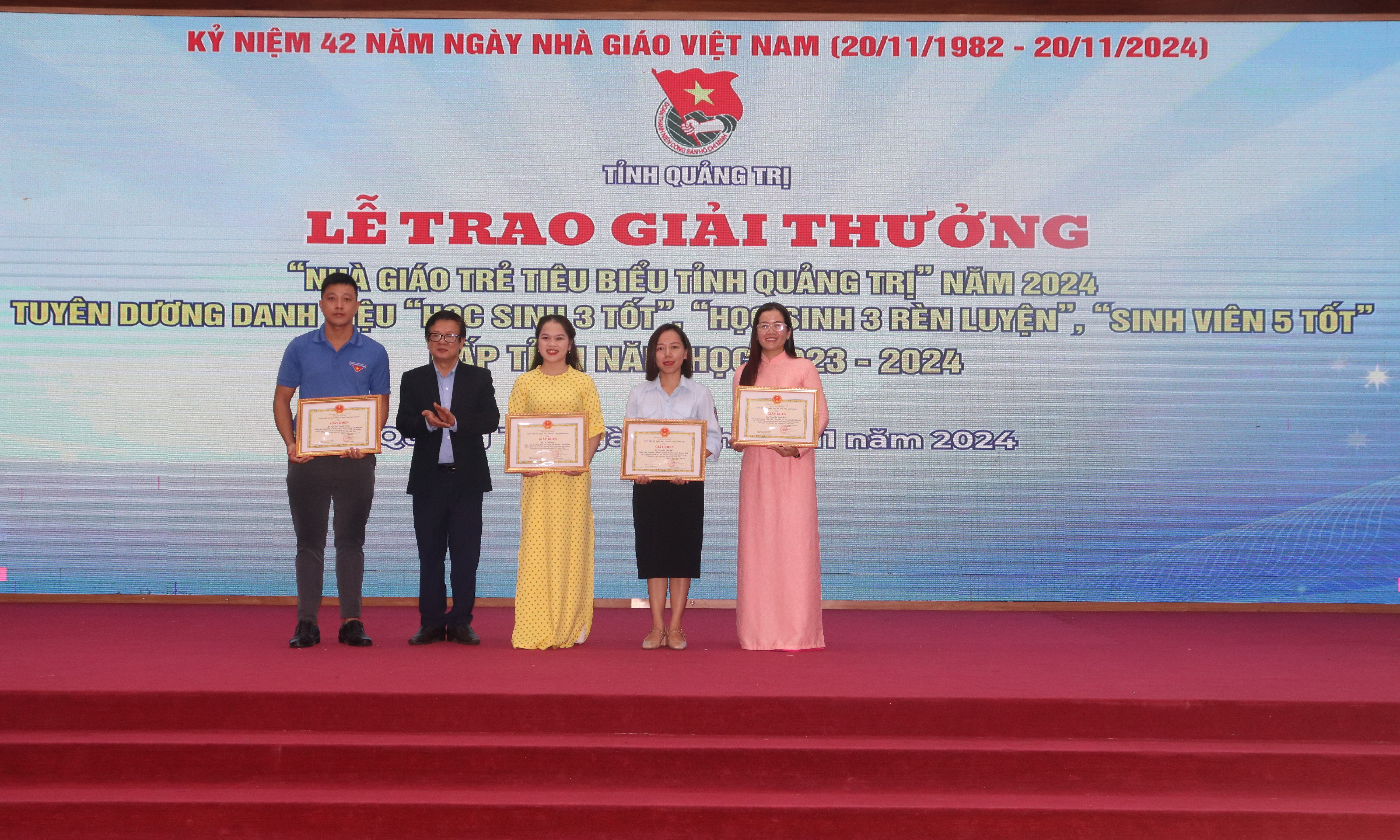 Trao Giải thưởng “Nhà giáo trẻ tiêu biểu” và tuyên dương học sinh, sinh viên xuất sắc 