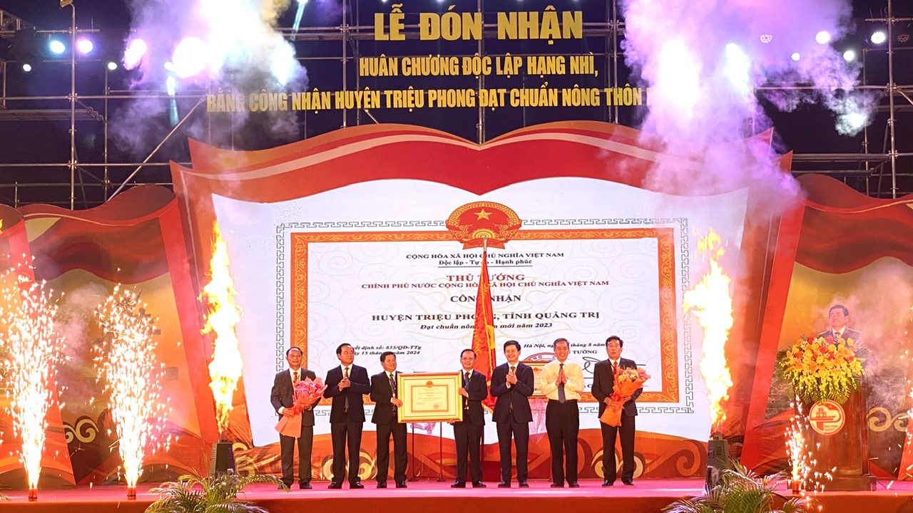 Huyện Triệu Phong đón nhận Huân chương Độc lập Hạng Nhì và Bằng công nhận đạt chuẩn nông thôn mới năm 2023