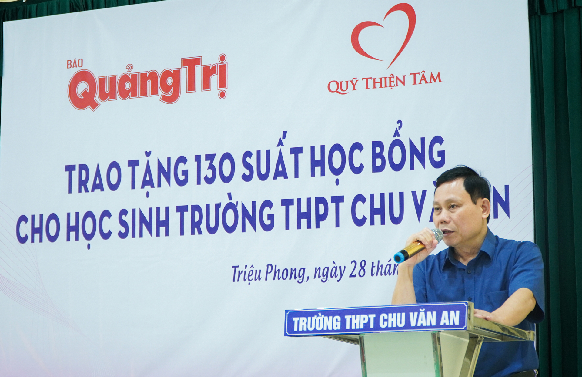 Báo Quảng Trị - Quỹ Thiện Tâm: Trao 130 suất học bổng cho học sinh nghèo vượt khó Trường THPT Chu Văn An