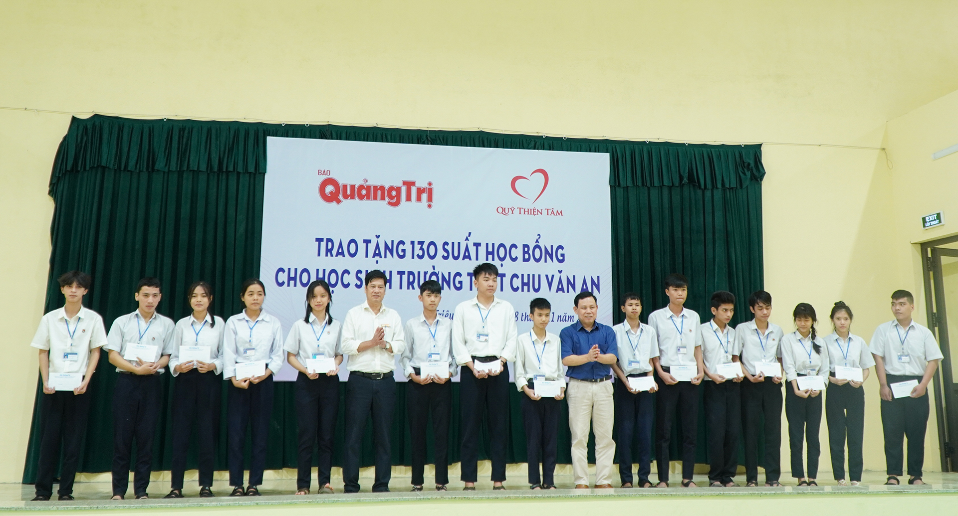 Báo Quảng Trị - Quỹ Thiện Tâm: Trao 130 suất học bổng cho học sinh nghèo vượt khó Trường THPT Chu Văn An