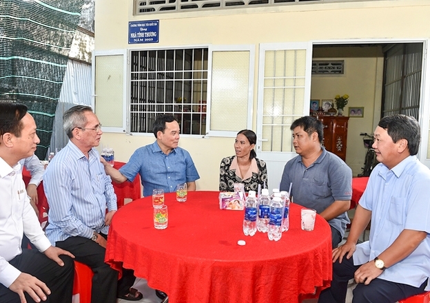 Đại diện lãnh đạo Trung ương và địa phương đến thăm căng nhà ông Châu Hoàng Tây được hỗ trợ vay làm nhà theo Chương trình MTQG 1719 trên địa bàn tỉnh Bạc Liêu 