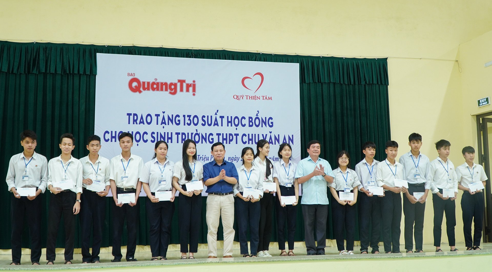 Báo Quảng Trị - Quỹ Thiện Tâm: Trao 130 suất học bổng cho học sinh nghèo vượt khó Trường THPT Chu Văn An