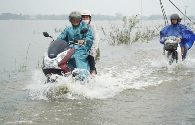 Miền Trung đón mưa lớn đỉnh điểm