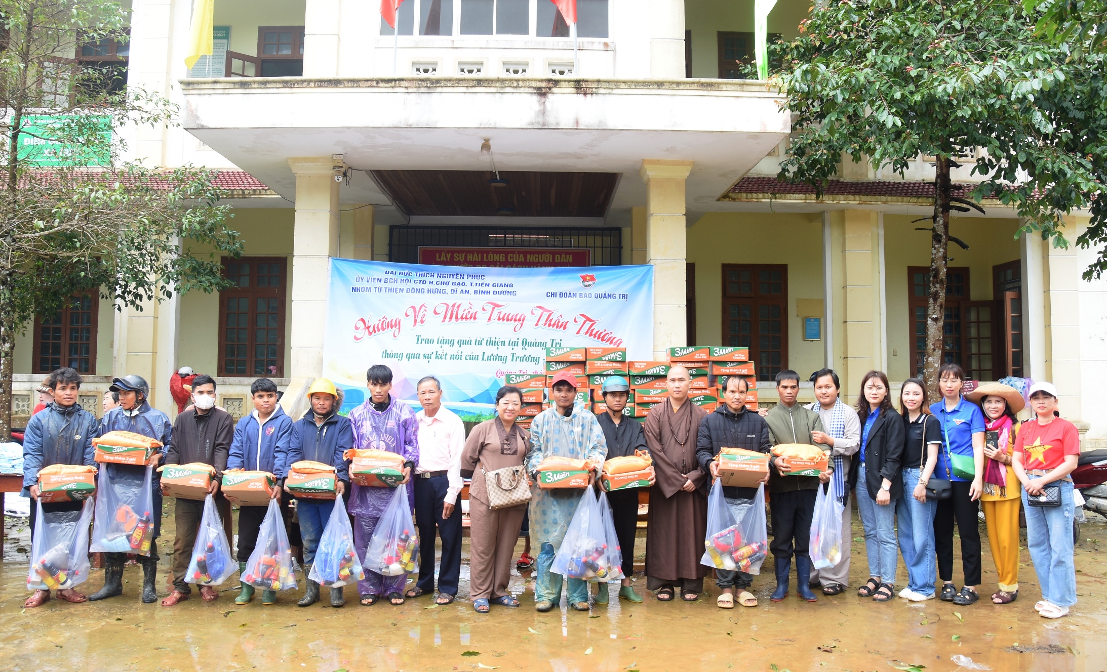 Nhóm từ thiện Đông Hưng, Dĩ An, Bình Dương và Chi đoàn Báo Quảng Trị: Trao hàng trăm suất quà cho người dân, học sinh các xã Húc, Vĩnh Ô và Hải Lâm