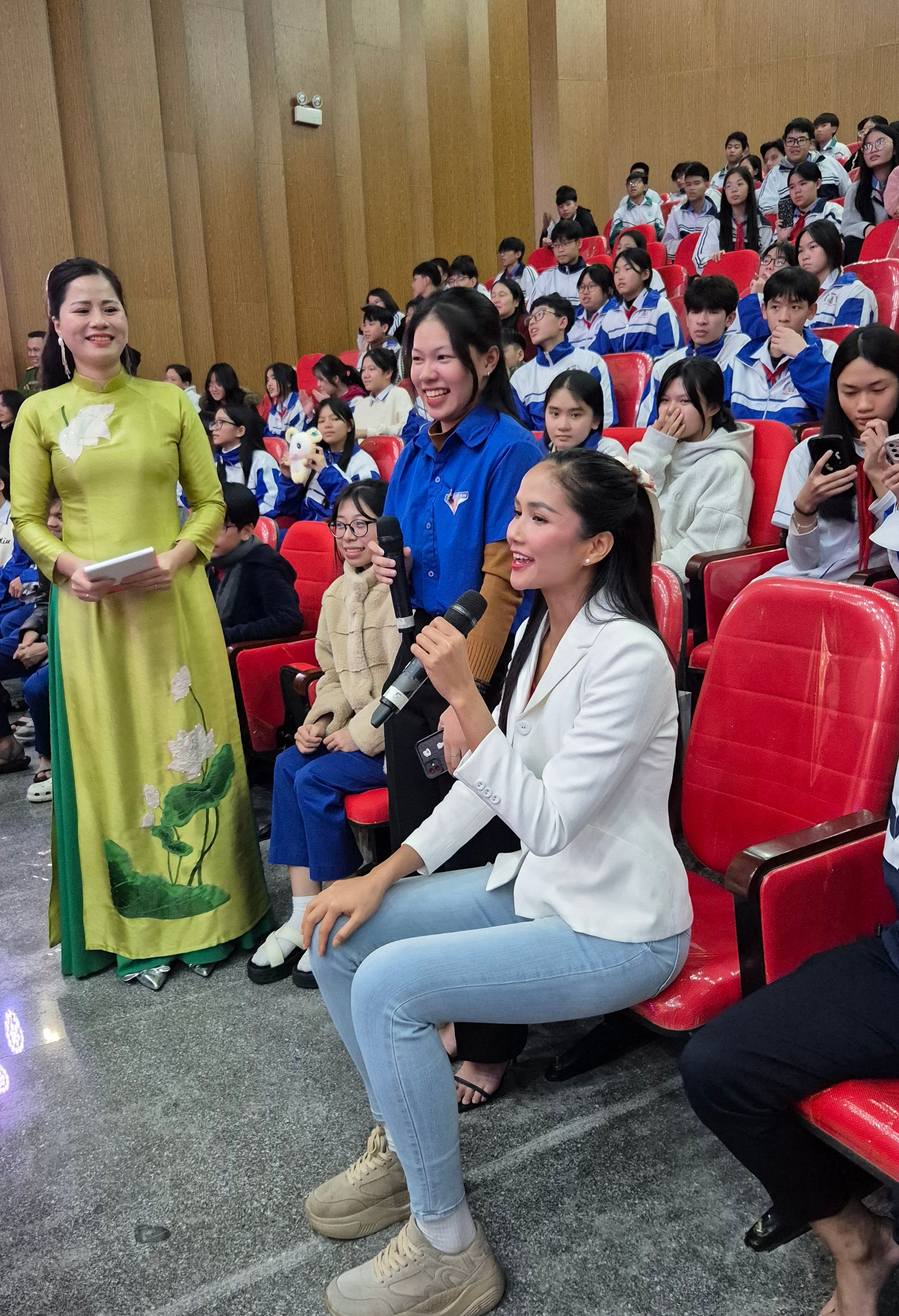 Hoa hậu HHen Niê tham gia truyền thông “Vì cộng đồng không có ma túy” cho gần 1.000 học sinh, sinh viên Quảng Trị