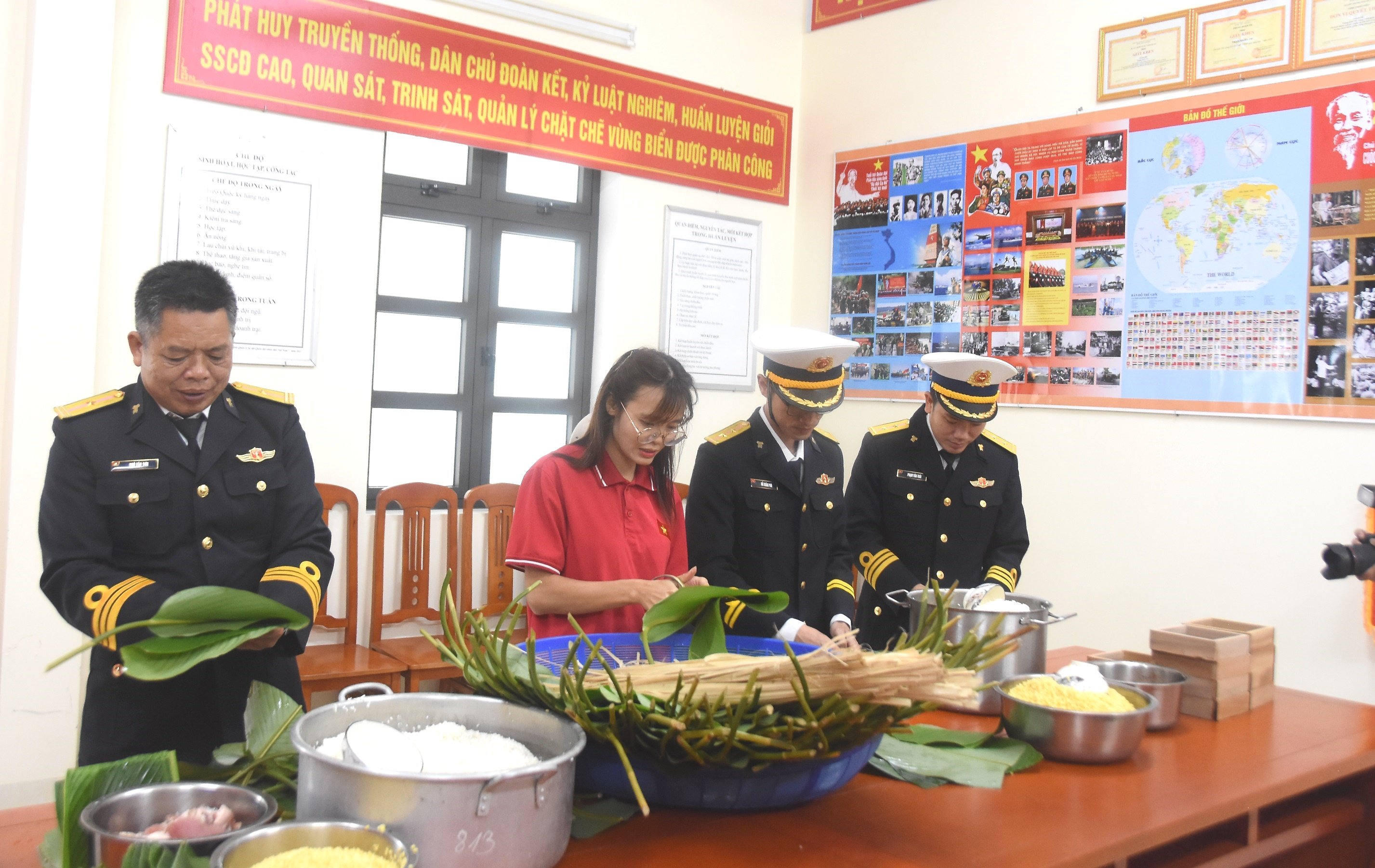 Thăm, tặng quà, chúc Tết quân, dân huyện đảo Lý Sơn