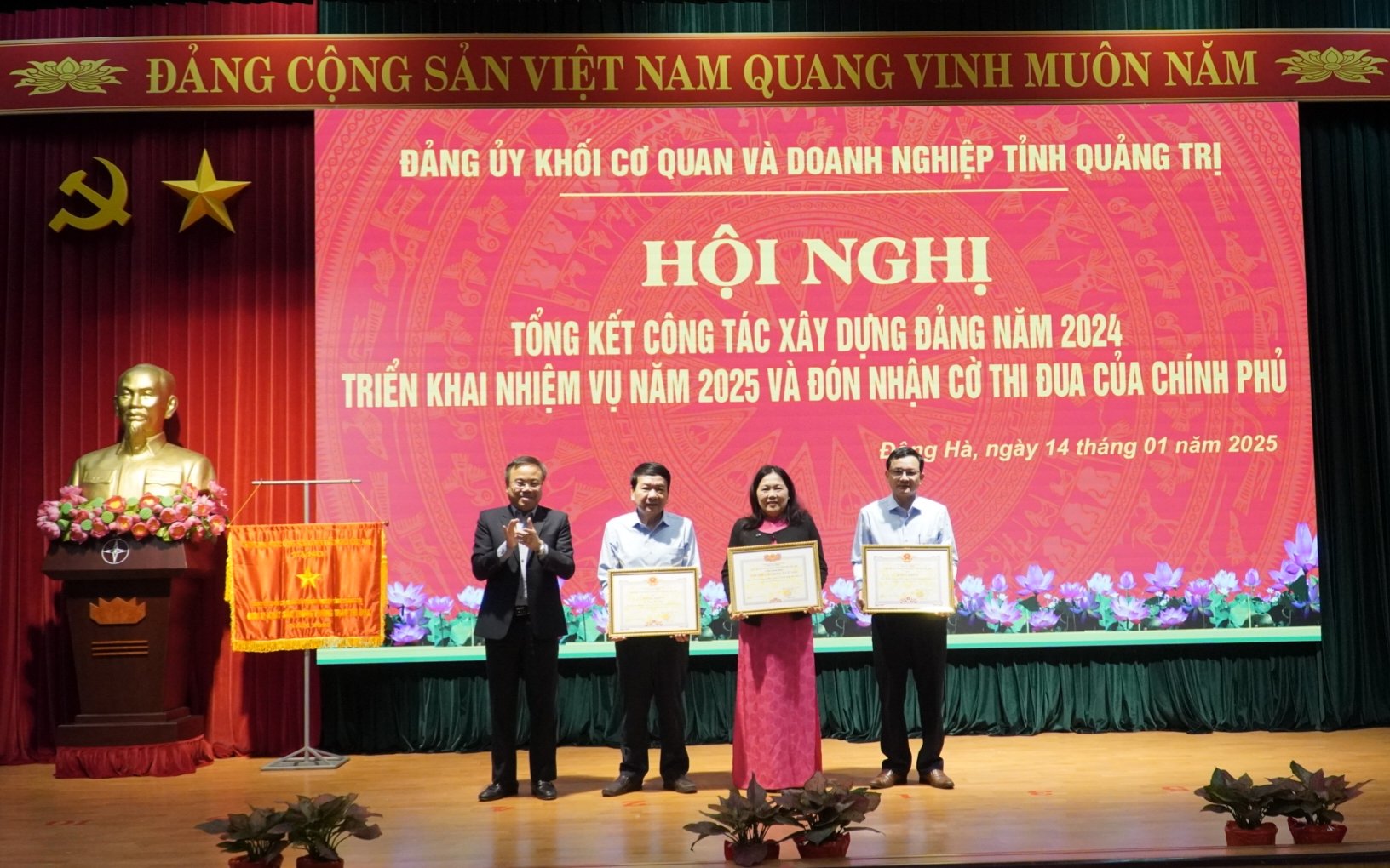 Đảng ủy Khối Cơ quan và Doanh nghiệp tỉnh Quảng Trị triển khai nhiệm vụ 2025 và đón nhận Cờ thi đua của Chính phủ