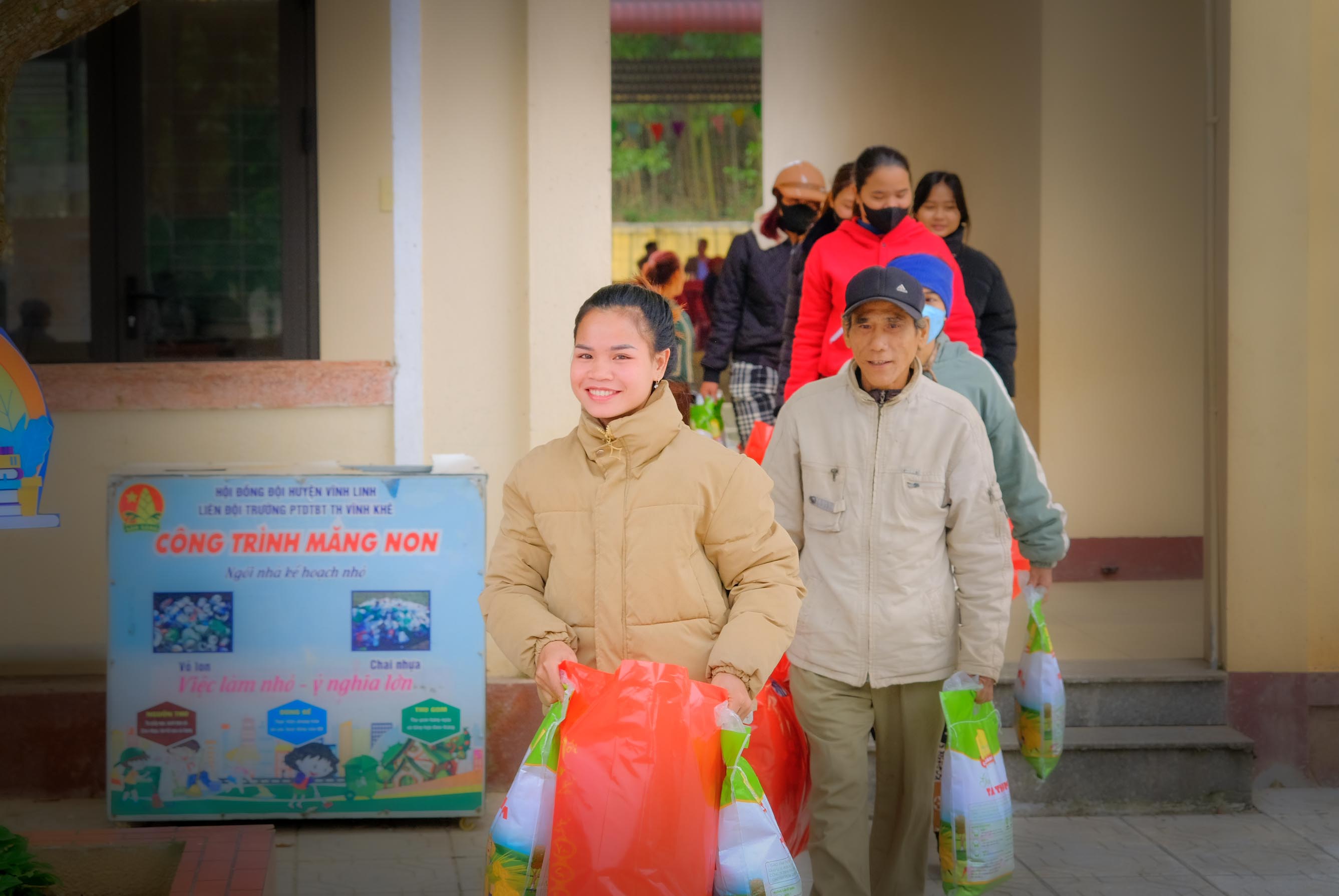 Tổ chức chương trình “Mang Tết đến bản nghèo” lần thứ 11 tại xã Vĩnh Khê, huyện Vĩnh Linh