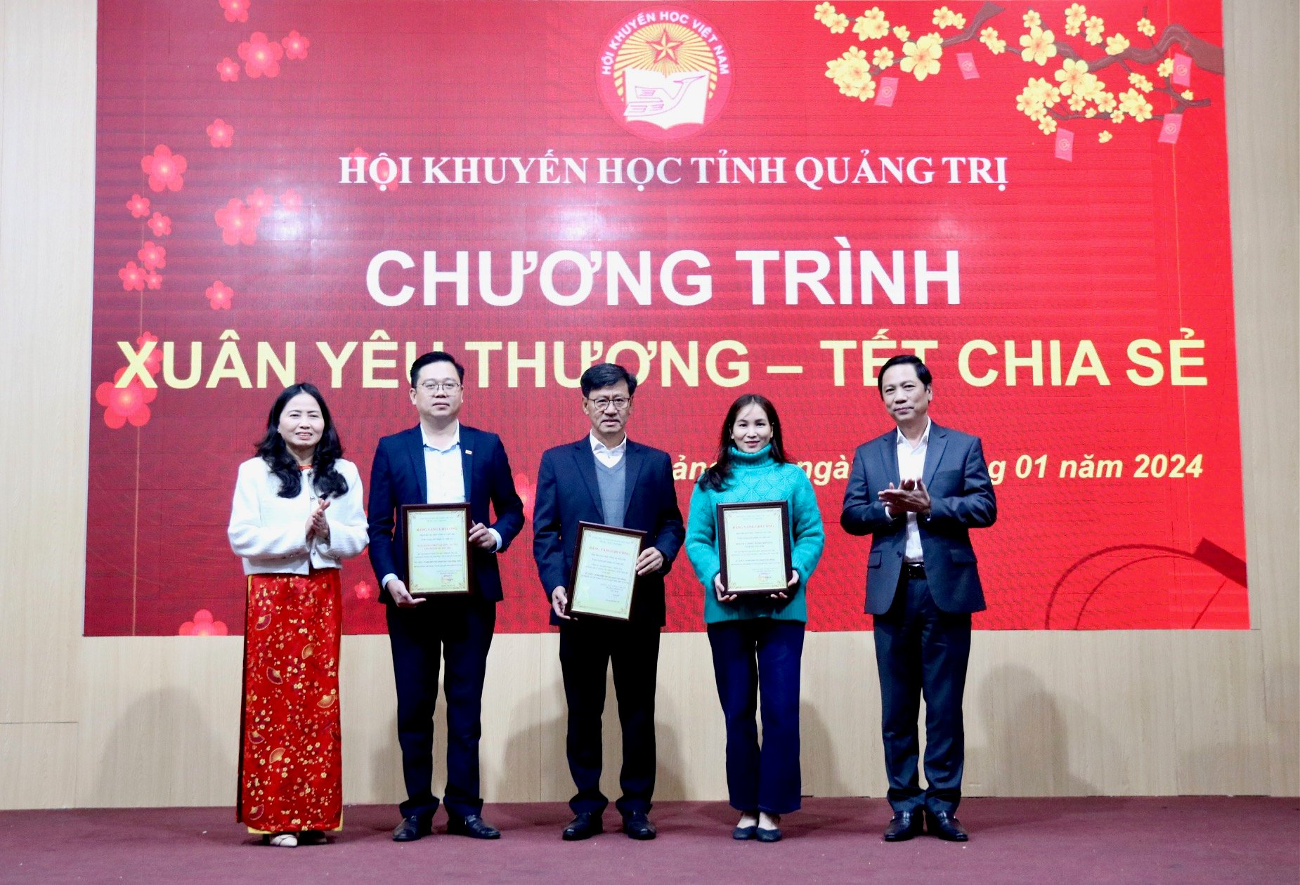 Hội Khuyến học tỉnh Quảng Trị tặng 180 suất quà Tết cho học sinh, sinh viên nghèo hiếu học