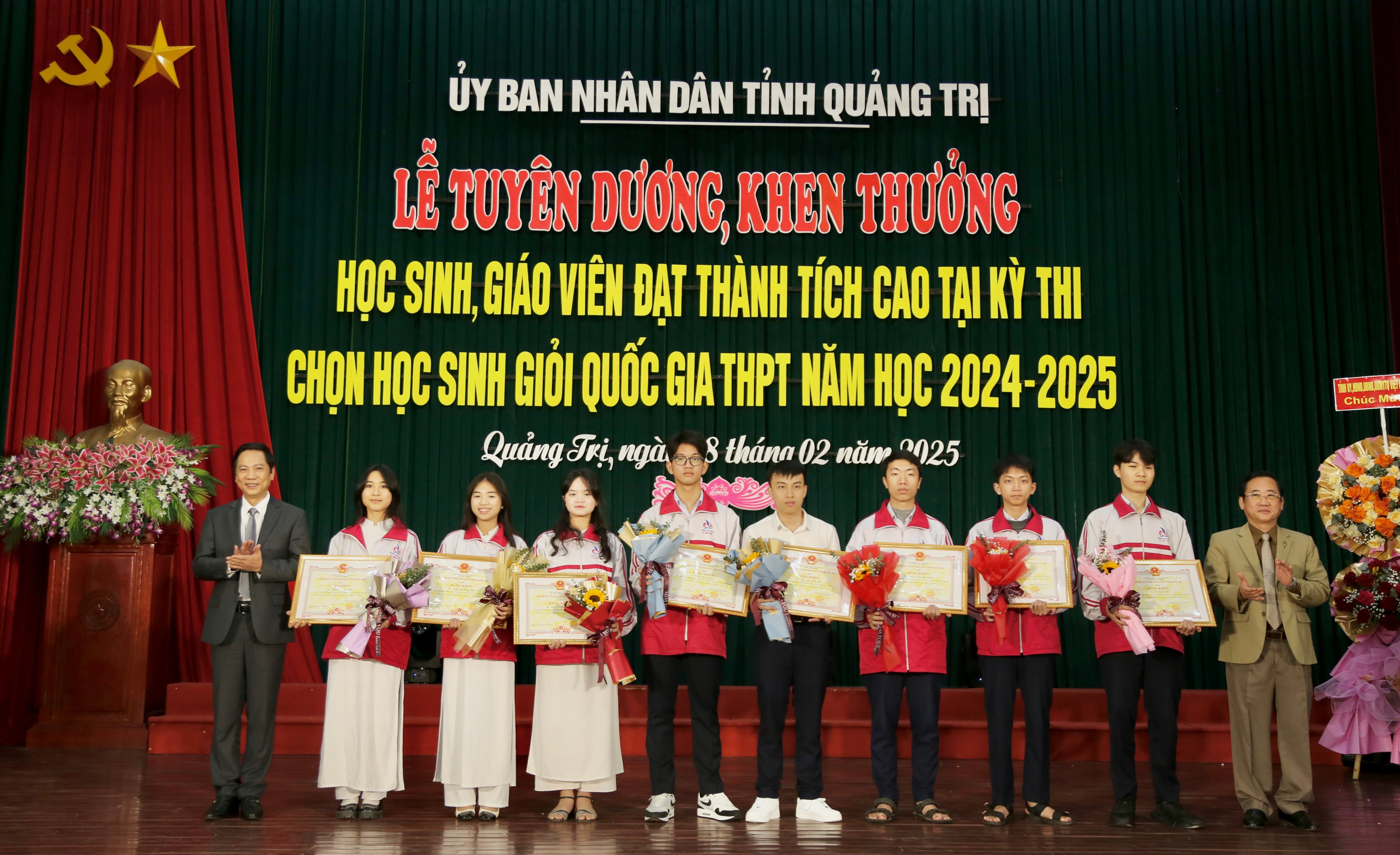 Khen thưởng học sinh và giáo viên đạt thành tích cao tại Kỳ thi chọn học sinh giỏi quốc gia THPT năm học 2024-2025