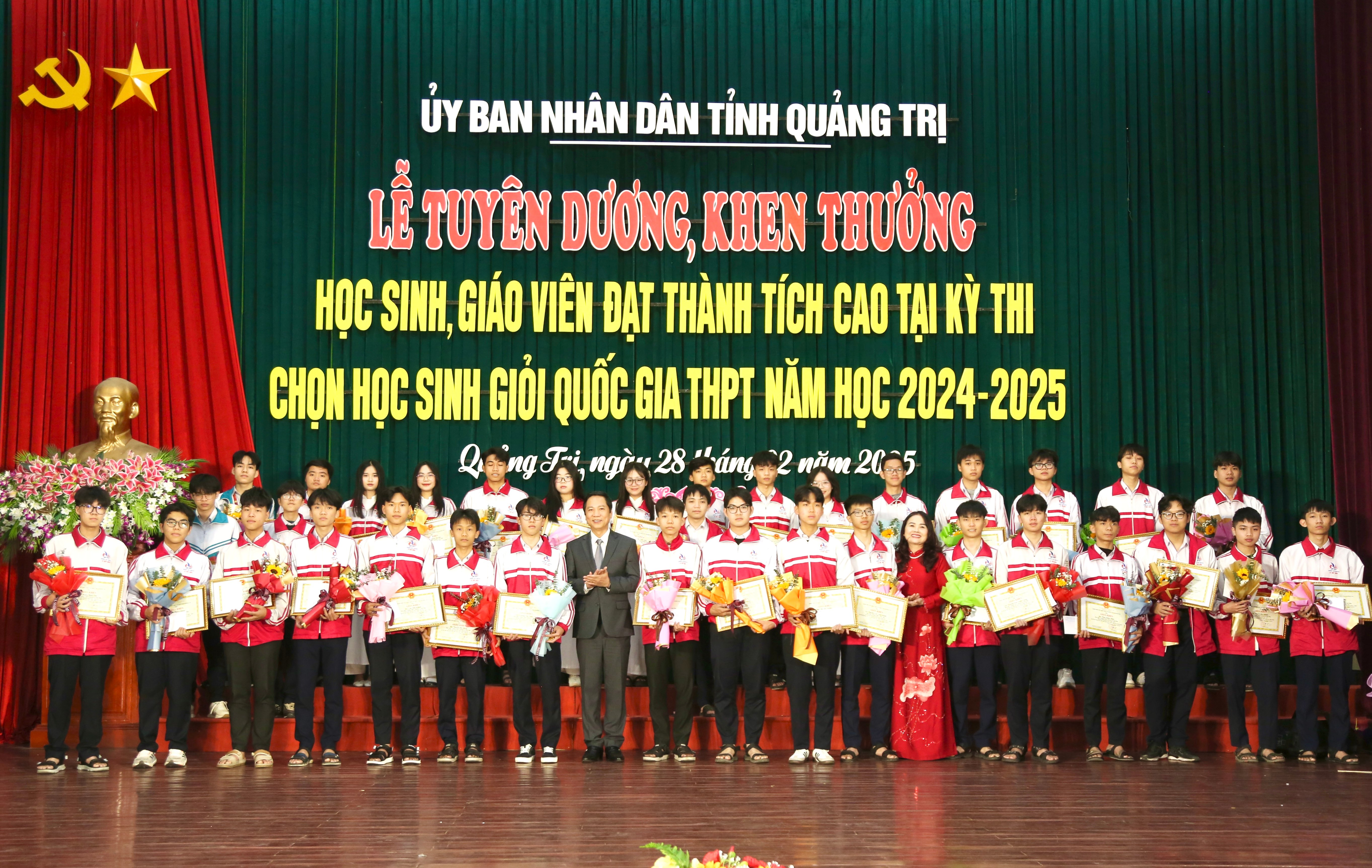 Khen thưởng học sinh và giáo viên đạt thành tích cao tại Kỳ thi chọn học sinh giỏi quốc gia THPT năm học 2024-2025