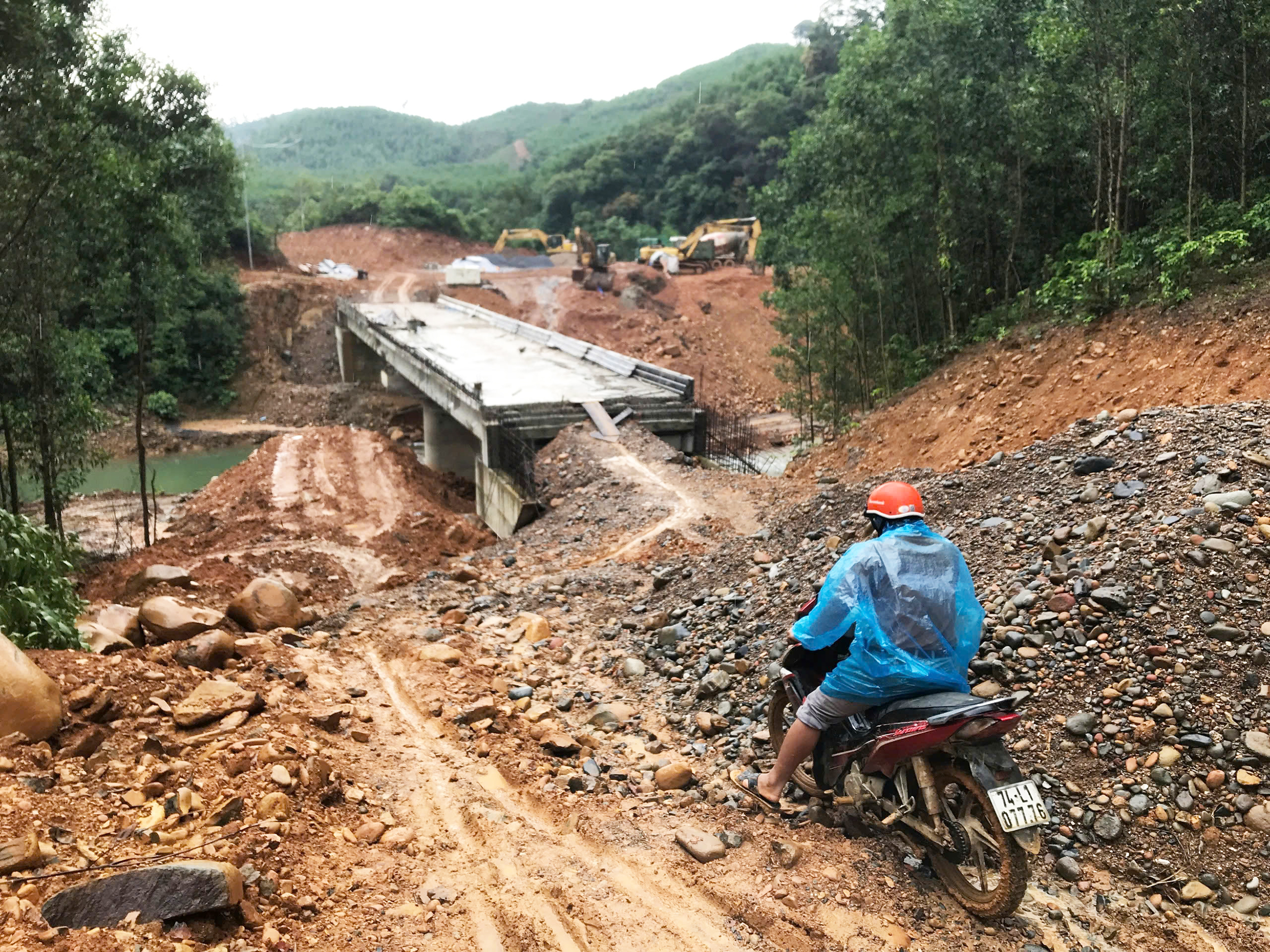 Dự án đường nối nhánh Đông với nhánh Tây đường Hồ Chí Minh đang vướng mặt bằng do không đấu giá được rừng tự nhiên