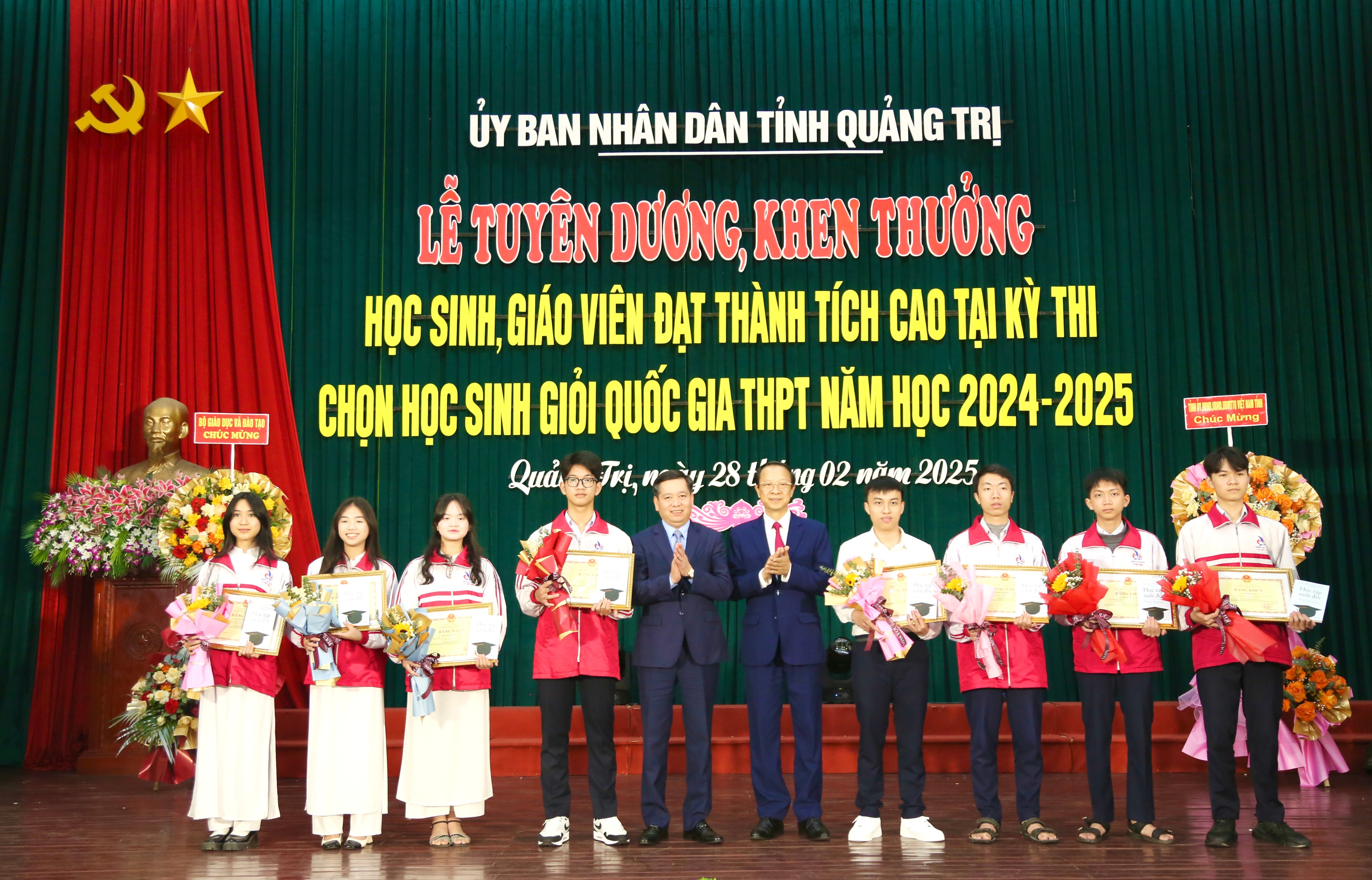 Khen thưởng học sinh và giáo viên đạt thành tích cao tại Kỳ thi chọn học sinh giỏi quốc gia THPT năm học 2024-2025