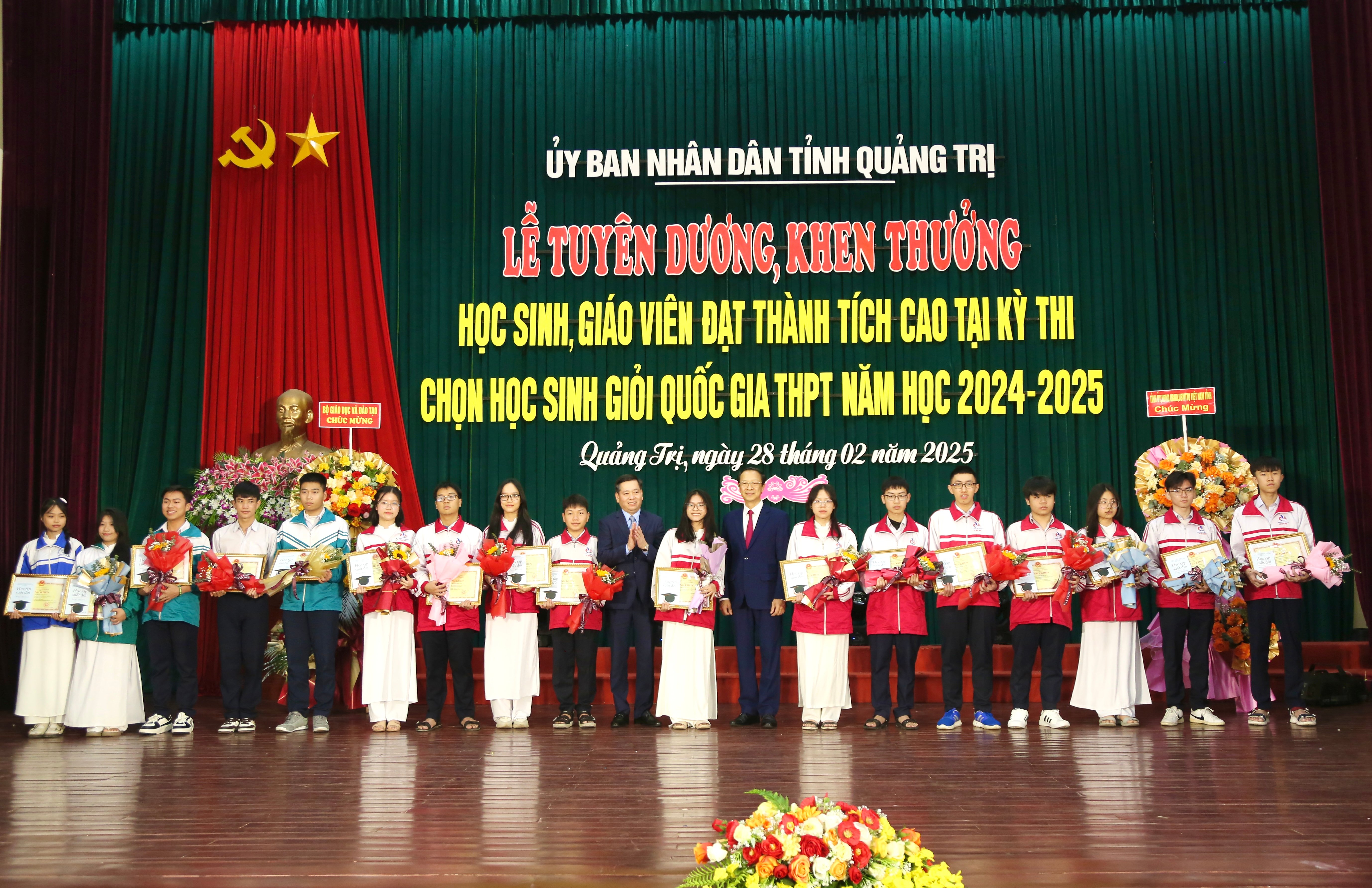 Khen thưởng học sinh, giáo viên đạt thành tích cao tại Kỳ thi chọn học sinh giỏi quốc gia THPT 