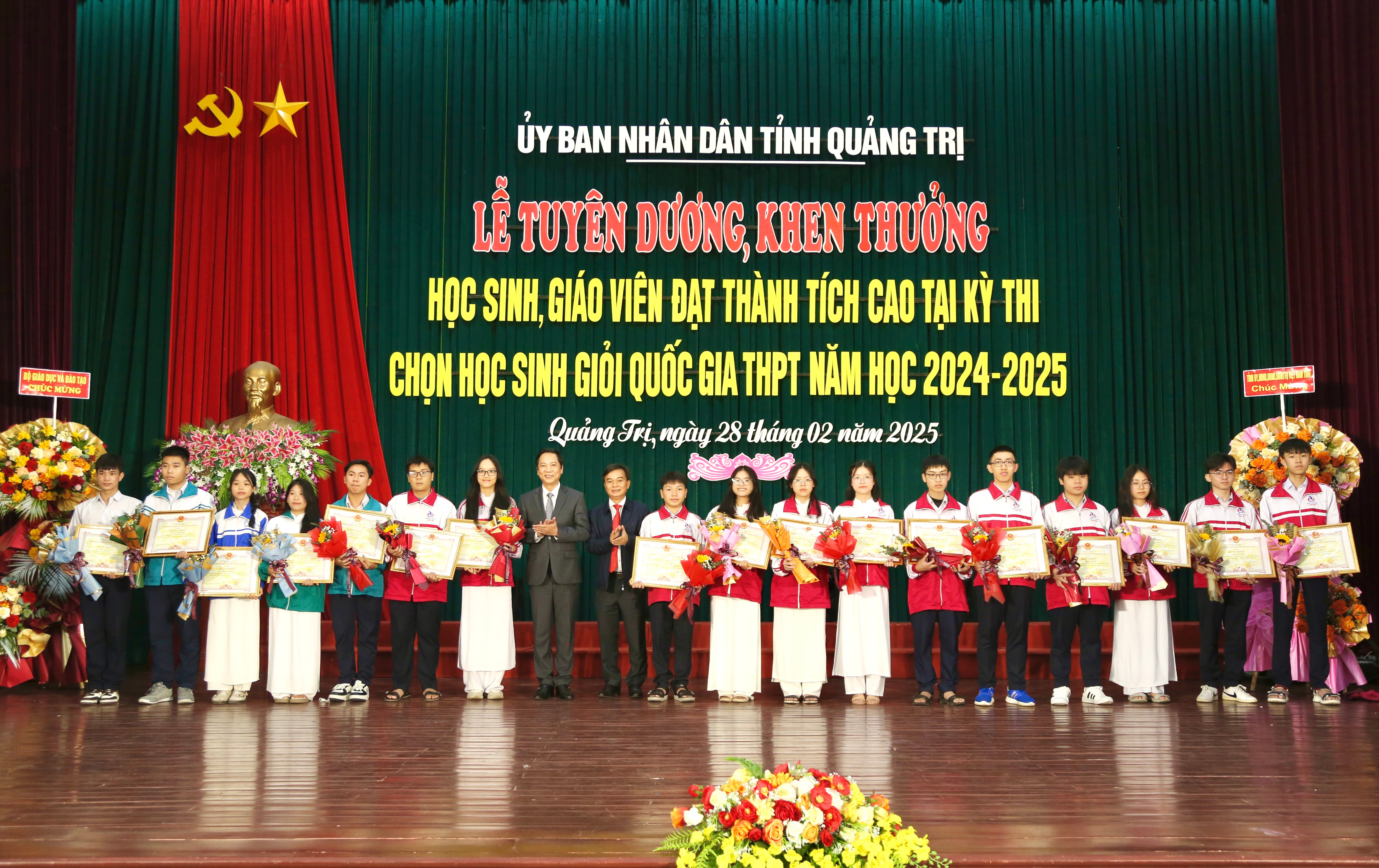 Khen thưởng học sinh, giáo viên đạt thành tích cao tại Kỳ thi chọn học sinh giỏi quốc gia THPT 