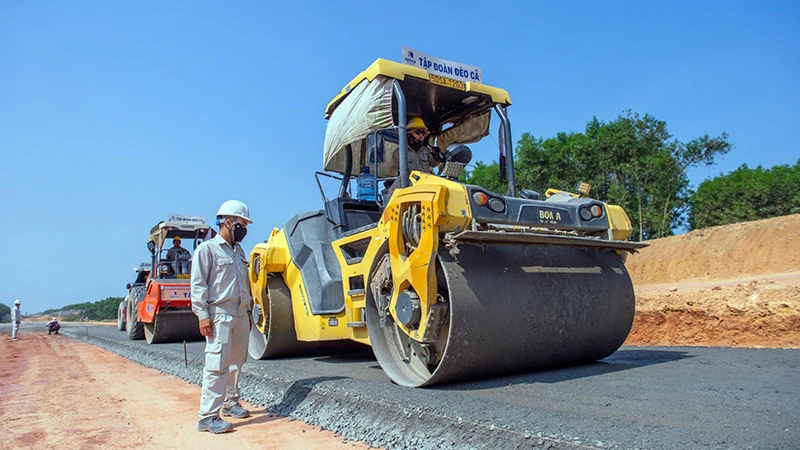 Các đơn vị triển khai thi công lu lèn nền đường, thuộc dự án đầu tư xây dựng đường bộ cao tốc bắc-nam, đoạn Quảng Ngãi-Hoài Nhơn.