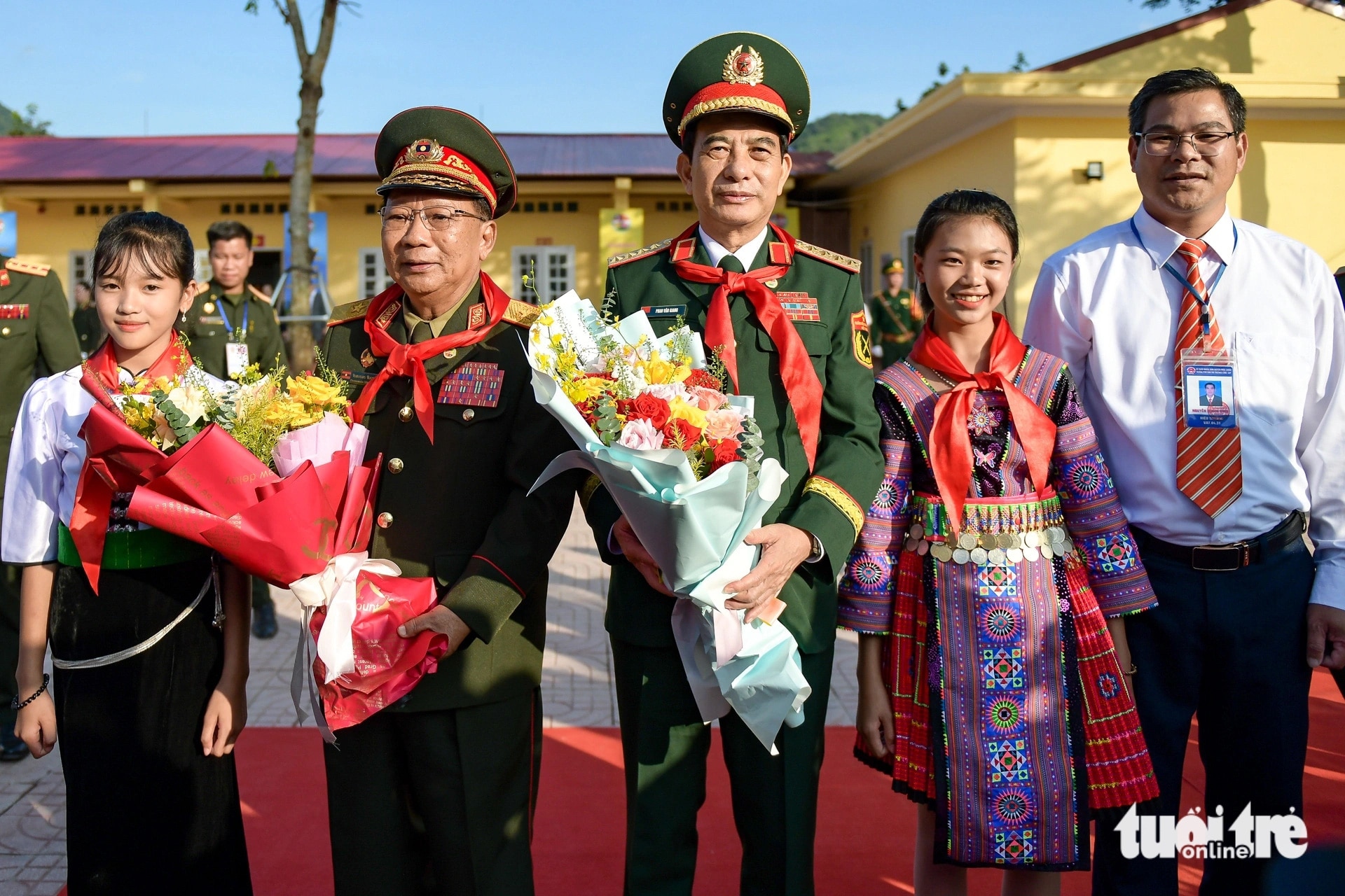 Hai bộ trưởng chủ trì Giao lưu hữu nghị quốc phòng biên giới Việt Nam - Lào lần thứ hai - Ảnh 12.