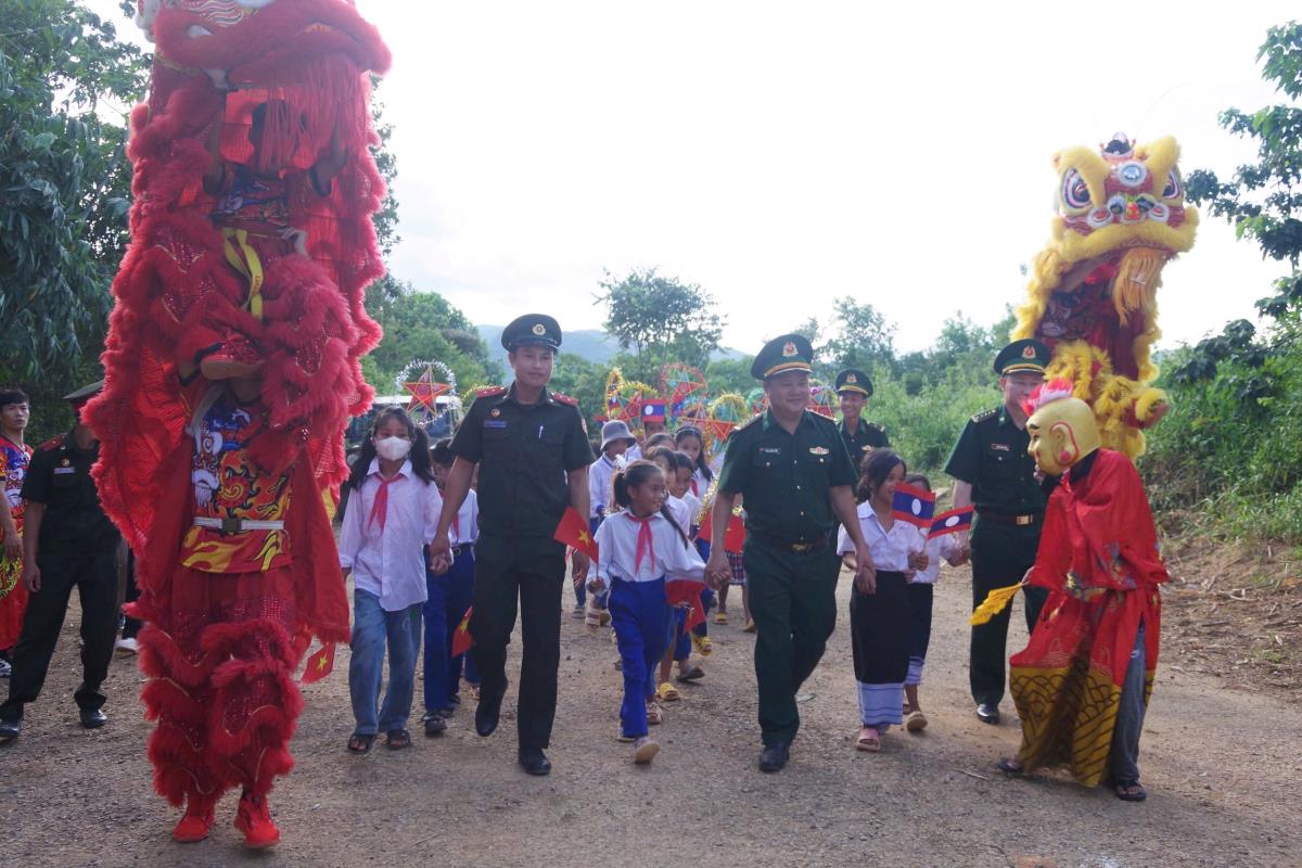 Xúc động với câu chuyện “Nâng bước em tới trường” của bộ đội biên phòng Việt Nam dành cho trẻ em Lào - Ảnh 2.