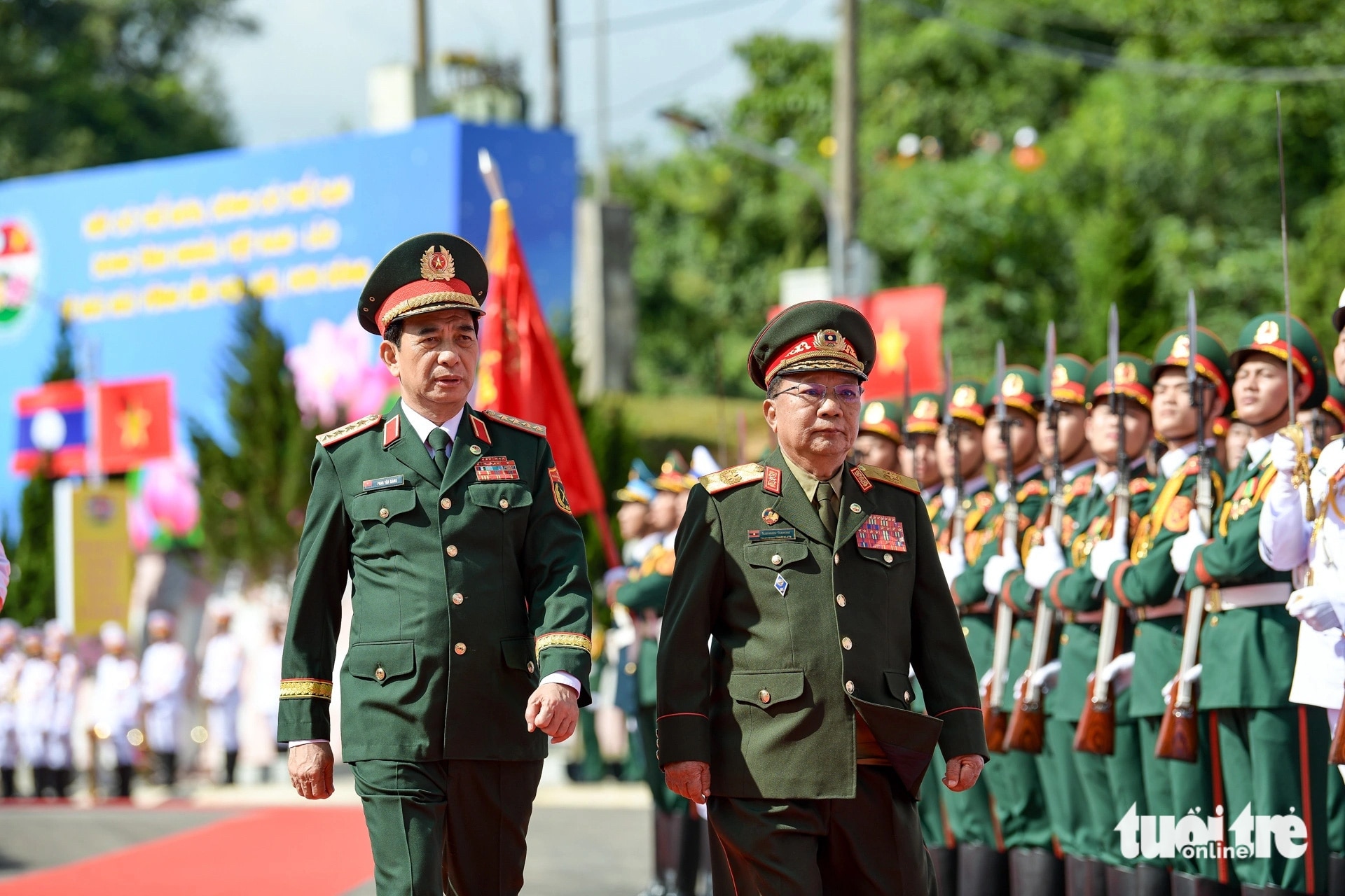 Hai bộ trưởng chủ trì Giao lưu hữu nghị quốc phòng biên giới Việt Nam - Lào lần thứ hai - Ảnh 1.