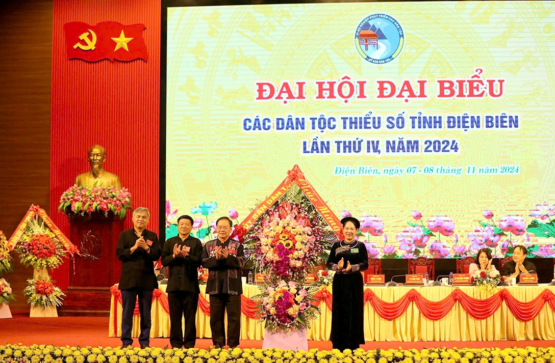 Thứ trưởng, Phó Chủ nhiệm Ủy ban Dân tộc Nông Thị Hà tặng hoa chúc mừng Đại hội