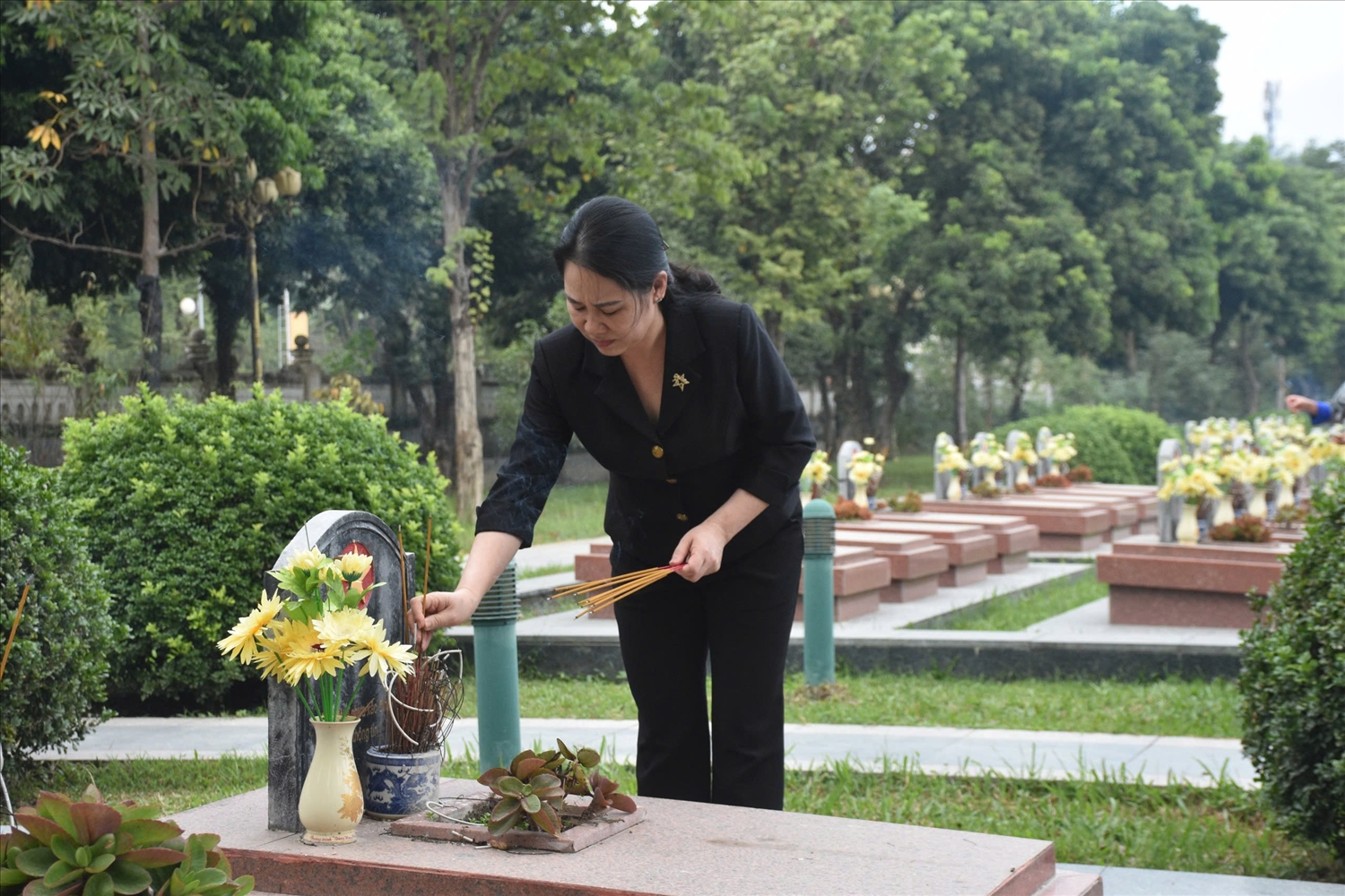 Thứ trưởng, Phó Chủ nhiệm Ủy ban Dân tộc Nông Thị Hà thắp hương cho các Anh hùng Liệt sĩ tại Nghĩa trang Liệt sĩ A1