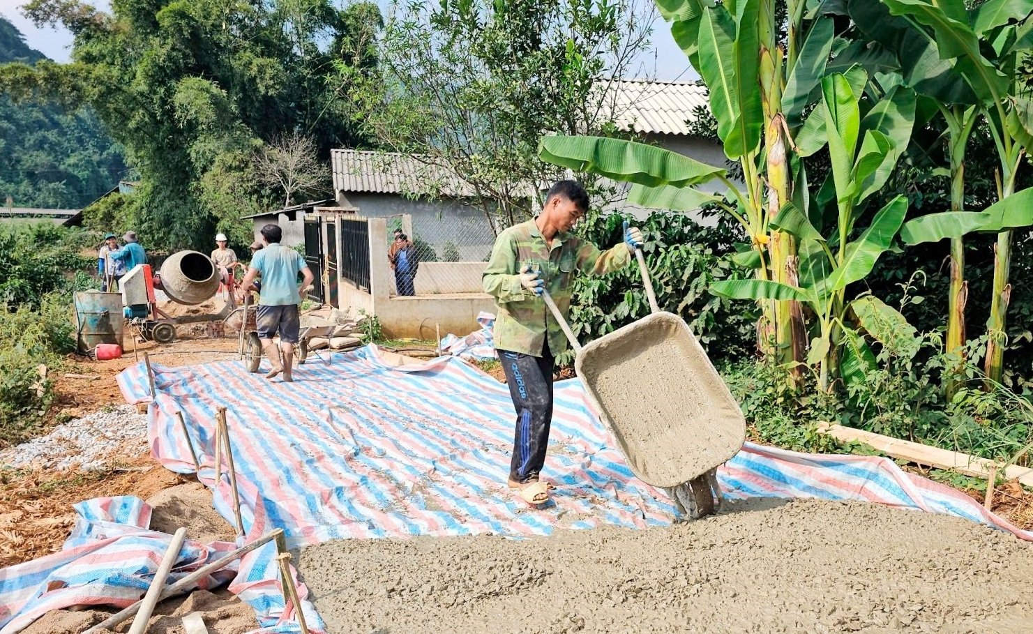 Các chính sách hỗ trợ từ Chương trình MTQG 1719 đã tạo động lực, là “đòn bẩy” phát triển kinh tế - xã hội vùng đồng bào DTTS tỉnh Sơn La. (Trong ảnh: Tuyến đường nội bản Heo Trại, xã Chiềng Pha, huyện Thuận Châu được cứng hóa từ vốn Chương trình MTQG 1719)