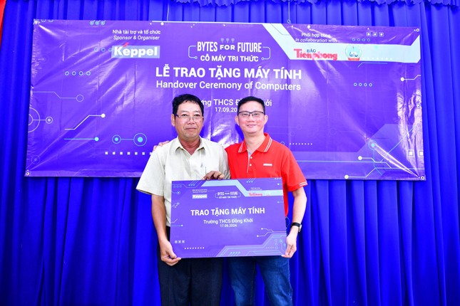 Tập đoàn Keppel và Báo Tiền Phong tặng máy tính cho 2 trường biên giới Tây Ninh ảnh 3