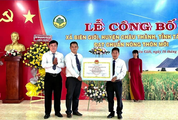 Lễ công bố xã Biên Giới, huyện Châu Thành, tỉnh Tây Ninh đạt chuẩn Nông thôn mới. (Ảnh: Việt Khoa)