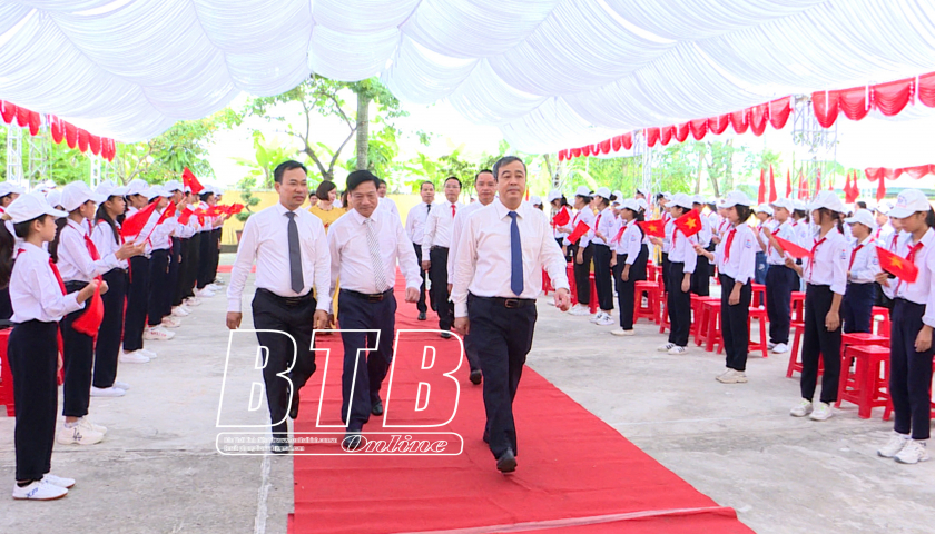 Đồng chí Ngô Đông Hải, Ủy viên Ban Chấp hành Trung ương Đảng, Bí thư Tỉnh ủy dự lễ khai giảng năm học mới tại Trường THCS Lương Thế Vinh